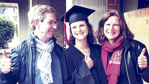 Natacha de Crombrugghe en una imagen con sus padres. Foto: Facebook