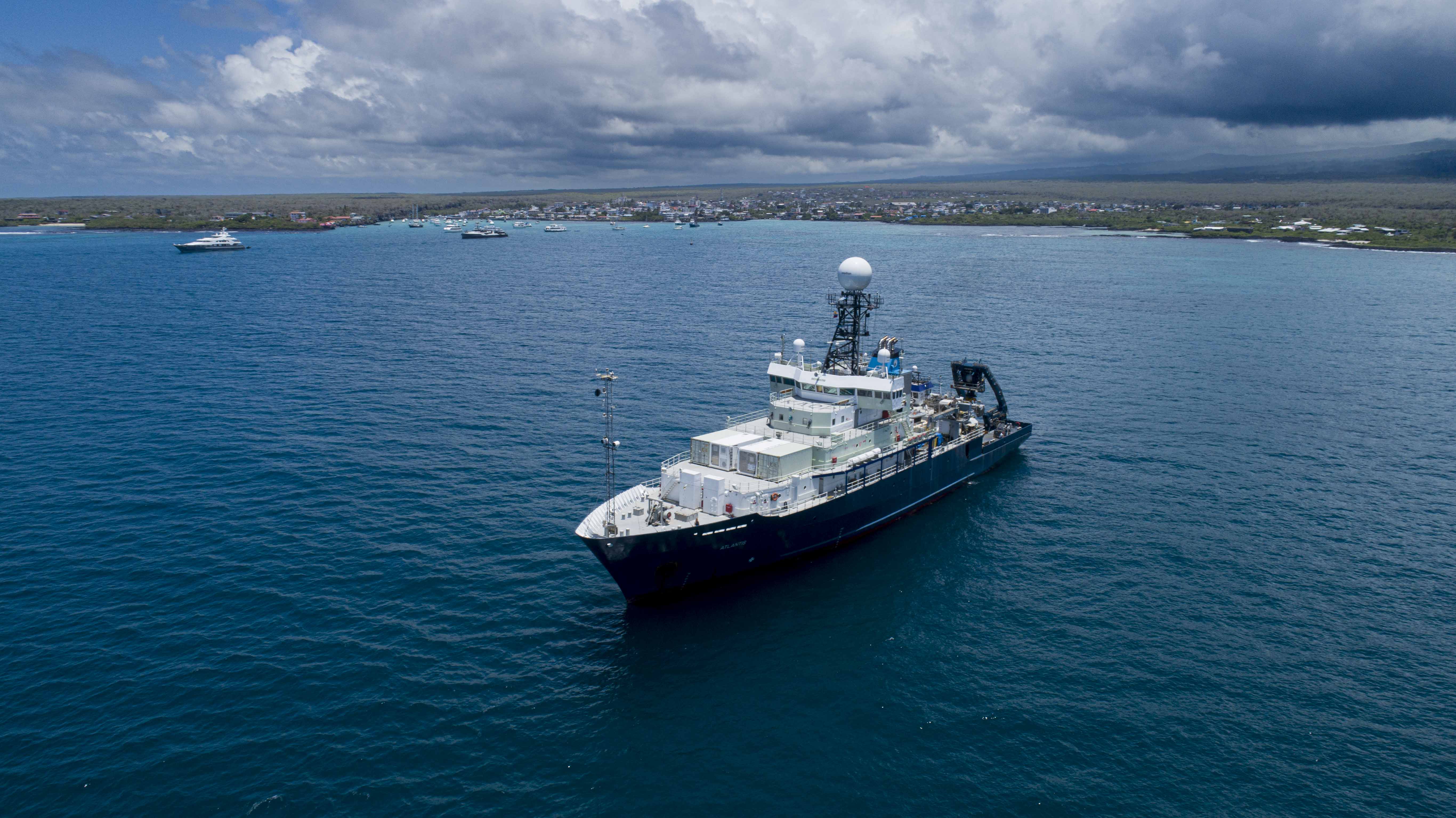 Hasta el 20 de abril, la expedición científica a bordo del Atlantis investigará las aguas profundas de la reserva marina de Galápagos. (Fundación Charles Darwin/ Carlos Espinosa)