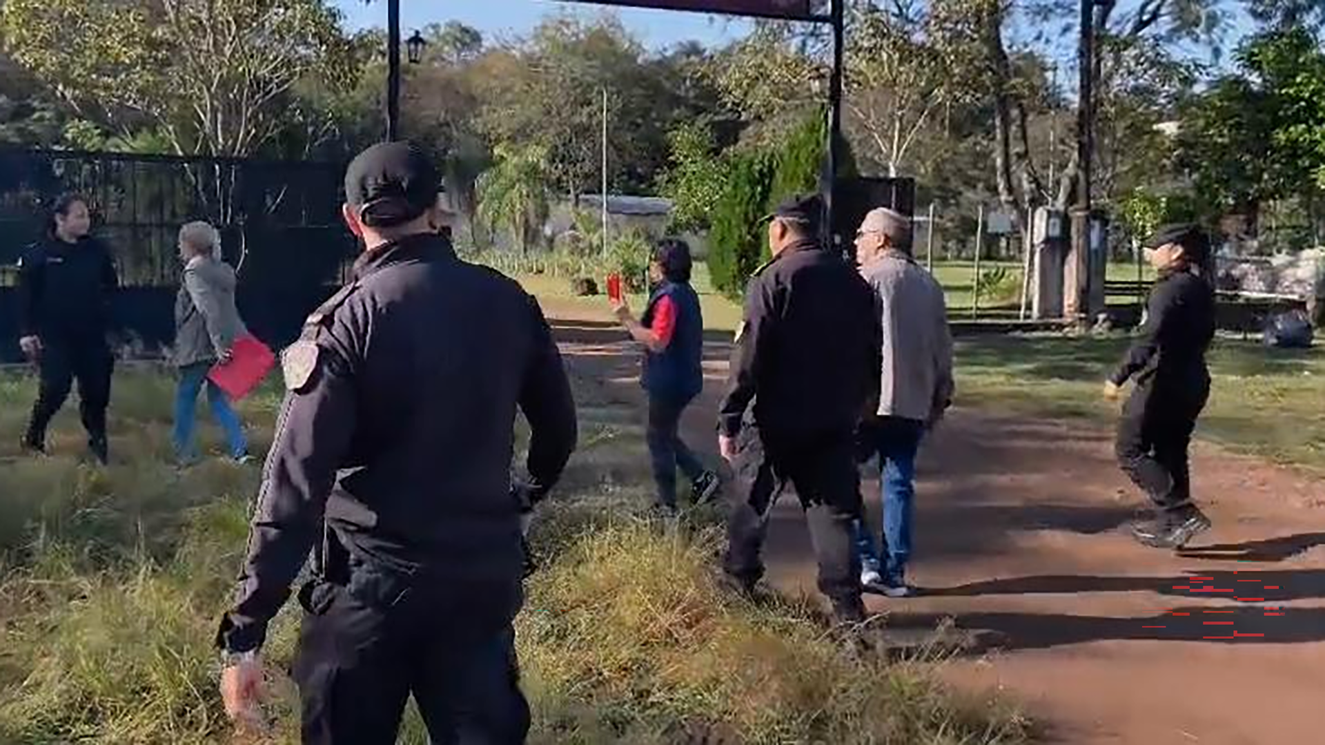 Desobedeci&oacute; una orden judicial, intent&oacute; atacar a polic&iacute;as con un machete y mordi&oacute; a una oficial: qued&oacute; detenida