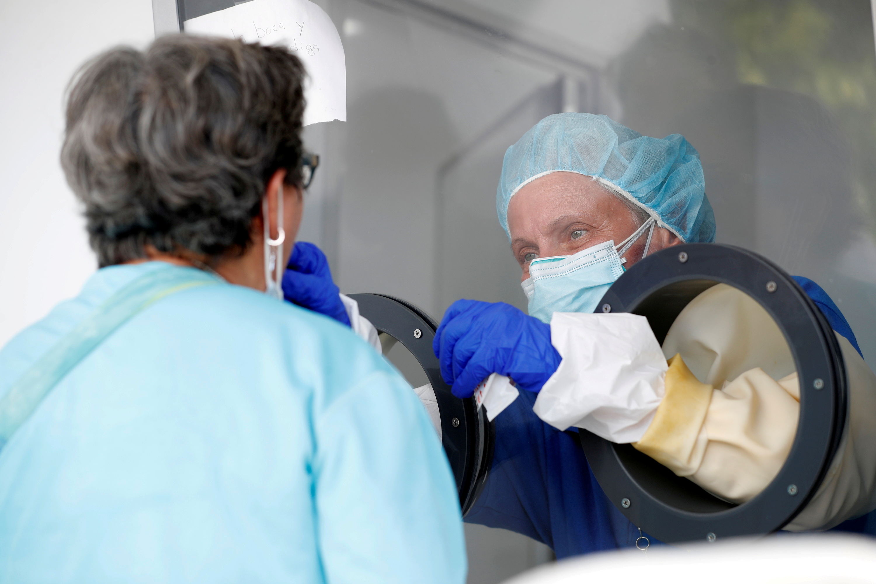 Un paciente se somete a un test de COVID (REUTERS/Octavio Jones/Archivo)