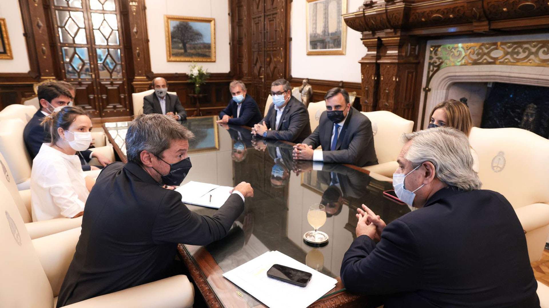 Alberto Fernández junto a Matías Lammens en la firma del "compromiso" con empresarios de las cámaras del sector del turismo y gastronomía