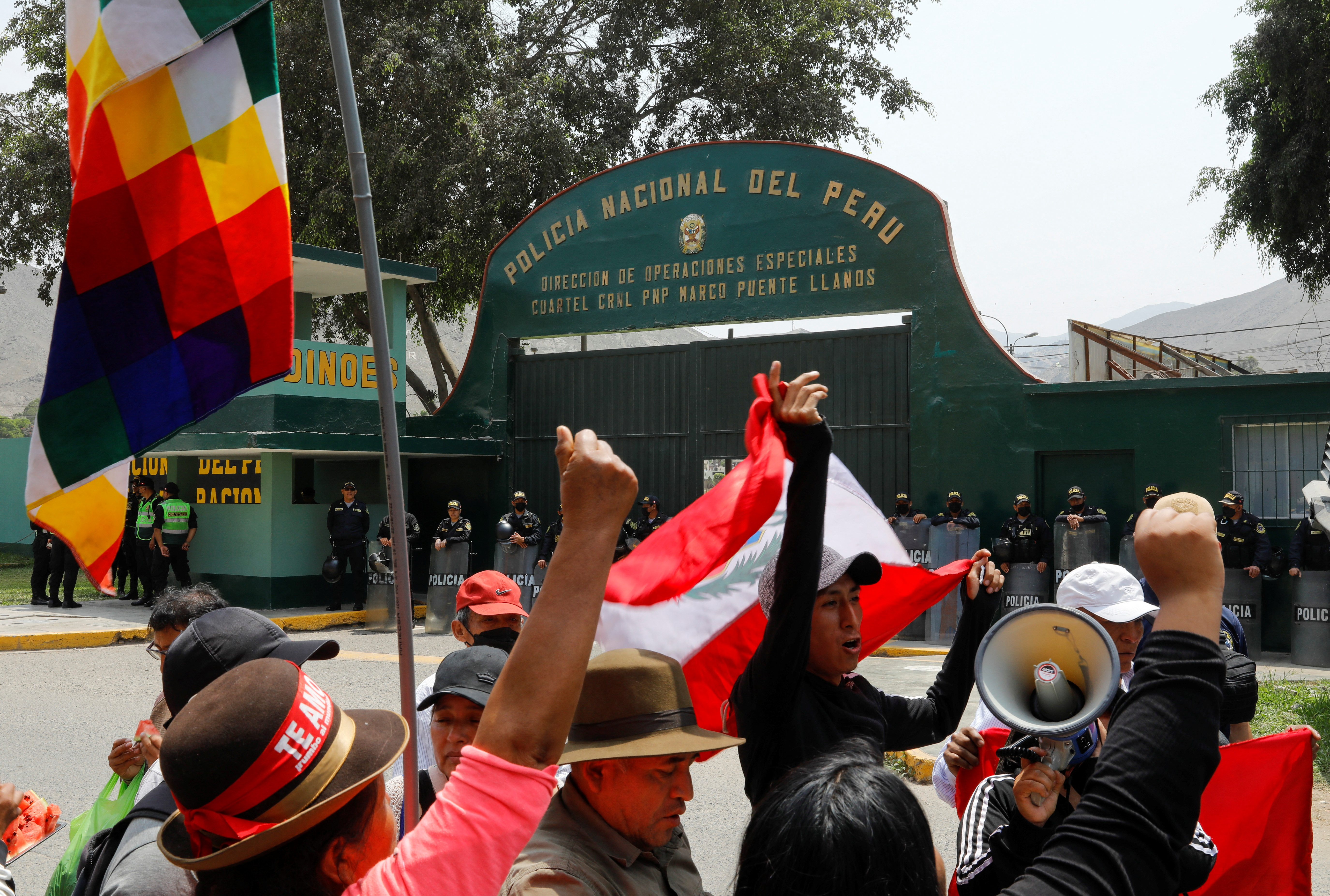Partidarios del derrocado líder peruano Pedro Castillo protestan frente a la prisión policial donde está detenido, en Lima. (REUTERS/Alessandro Cinque)