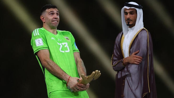 Emiliano Martinez reaccionando tras revibir el premio al Mejor Arquero del Mundial de Qatar (REUTERS/Kai Pfaffenbach)