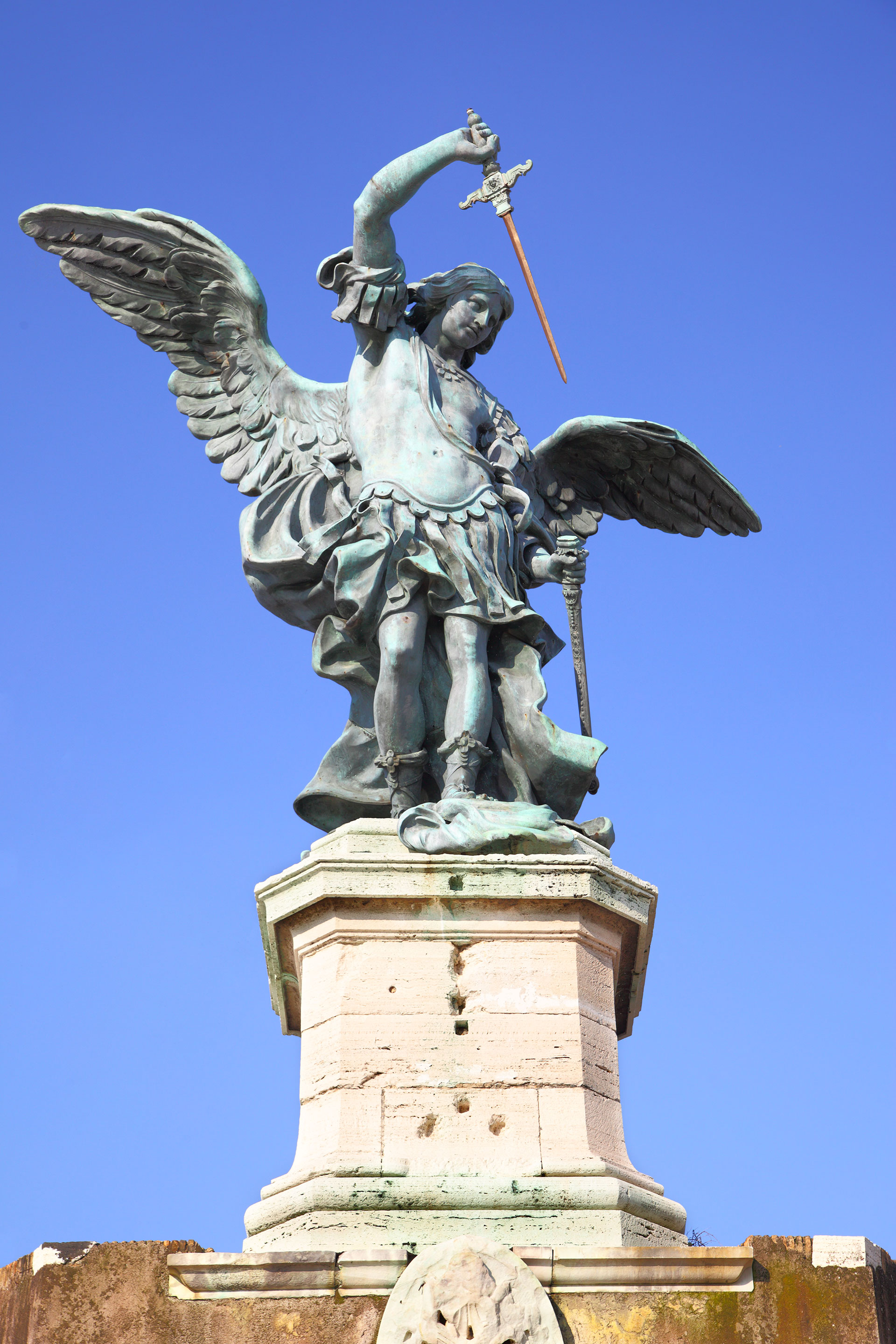 Estatua de San Miguel Arcángel envainando su espada en Roma (Freepik)