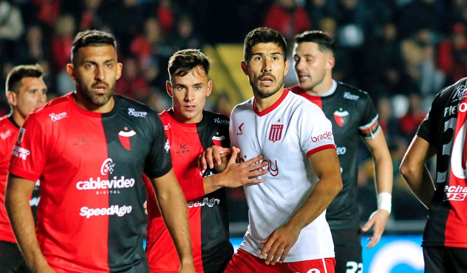 Otra polémica con el arbitraje y el VAR en la Liga Profesional: el claro penal a Wanchope Ábila no sancionado en la victoria de Colón