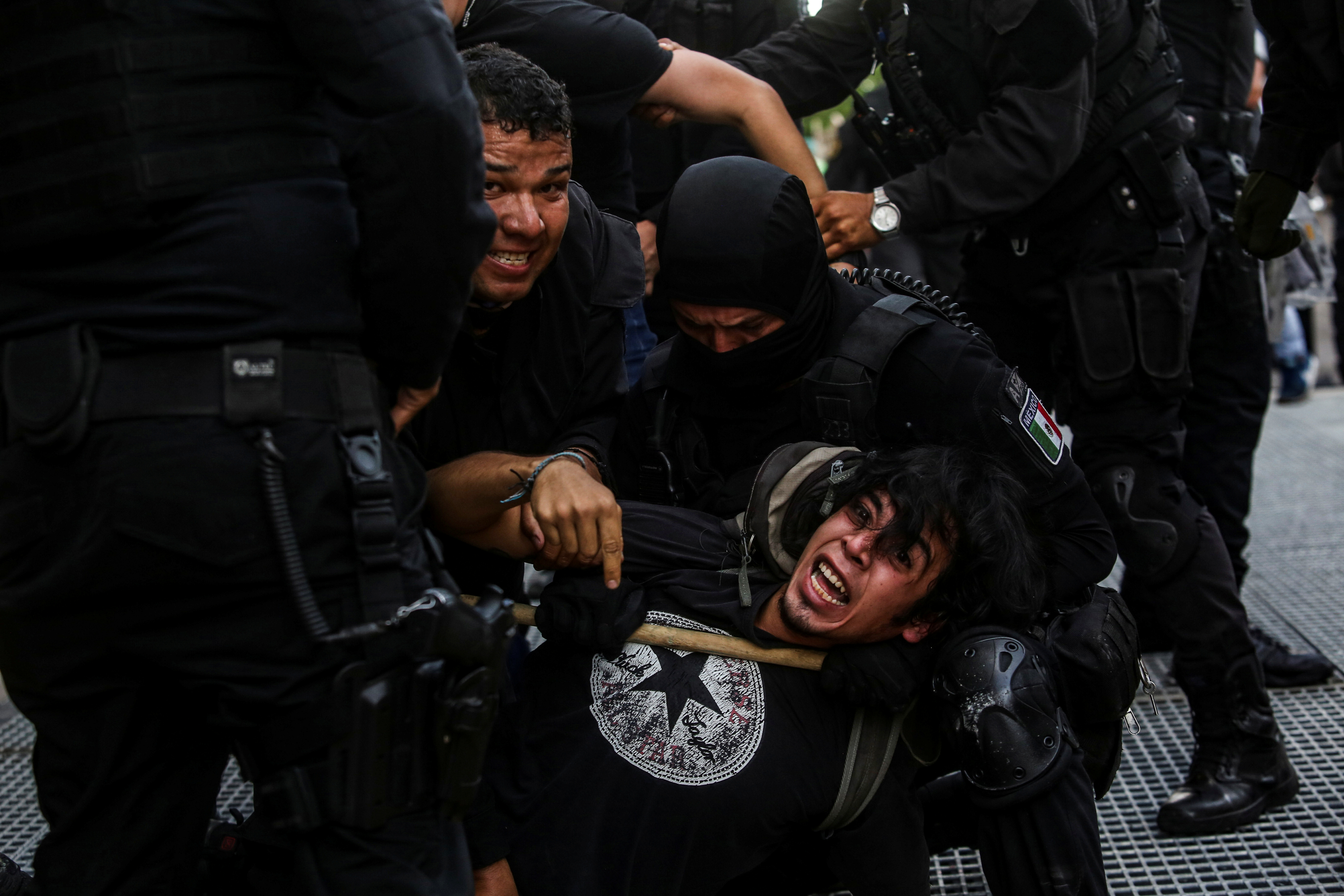 Activistas denunciaron este sábado la desaparición de algunos manifestantes detenidos en los últimos dos días en Guadalajara durante las manifestaciones desencadenadas por la muerte de Giovanni (Foto: REUTERS/Fernando Carranza)
