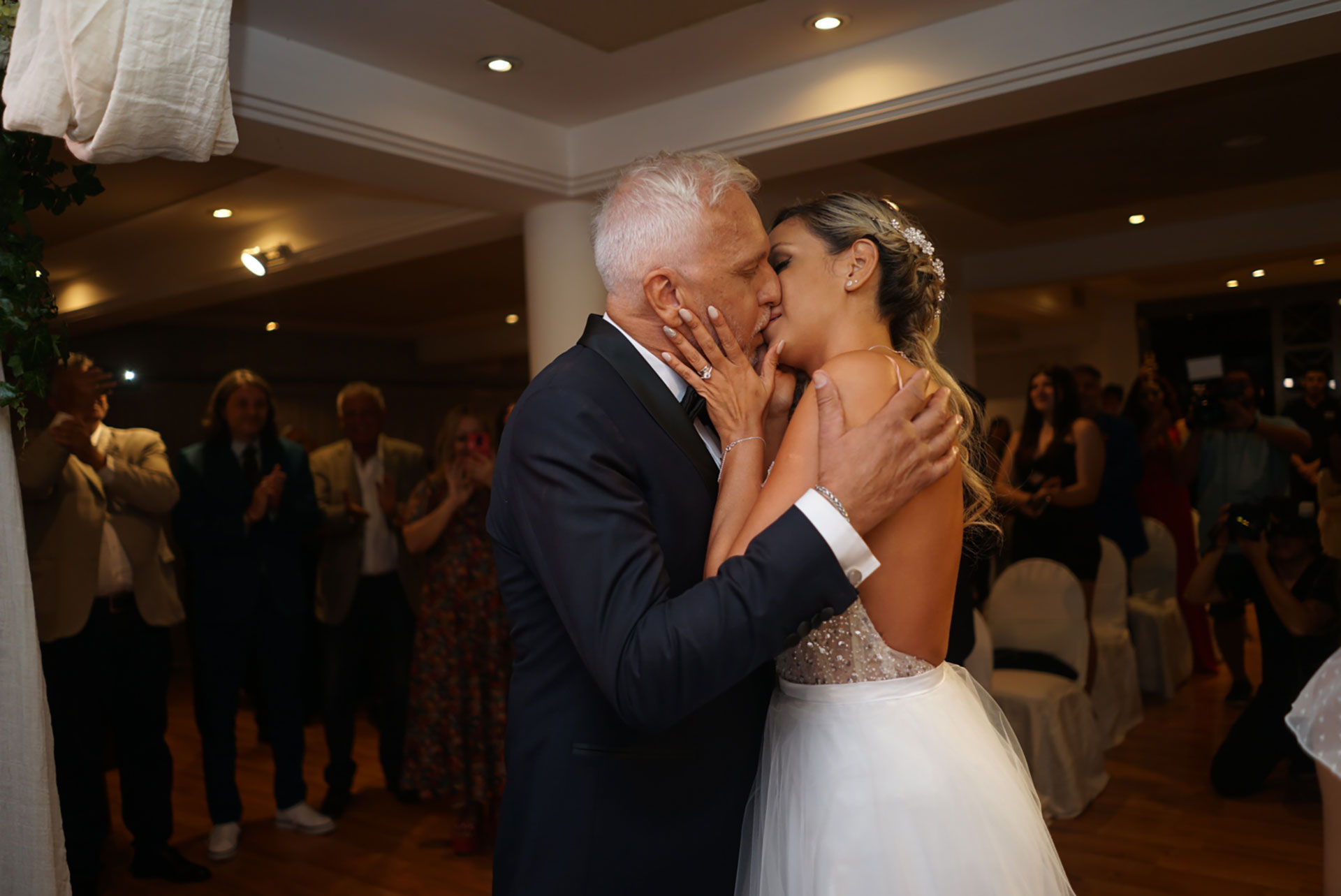 El beso de Andrés y Alicia (RS Fotos)