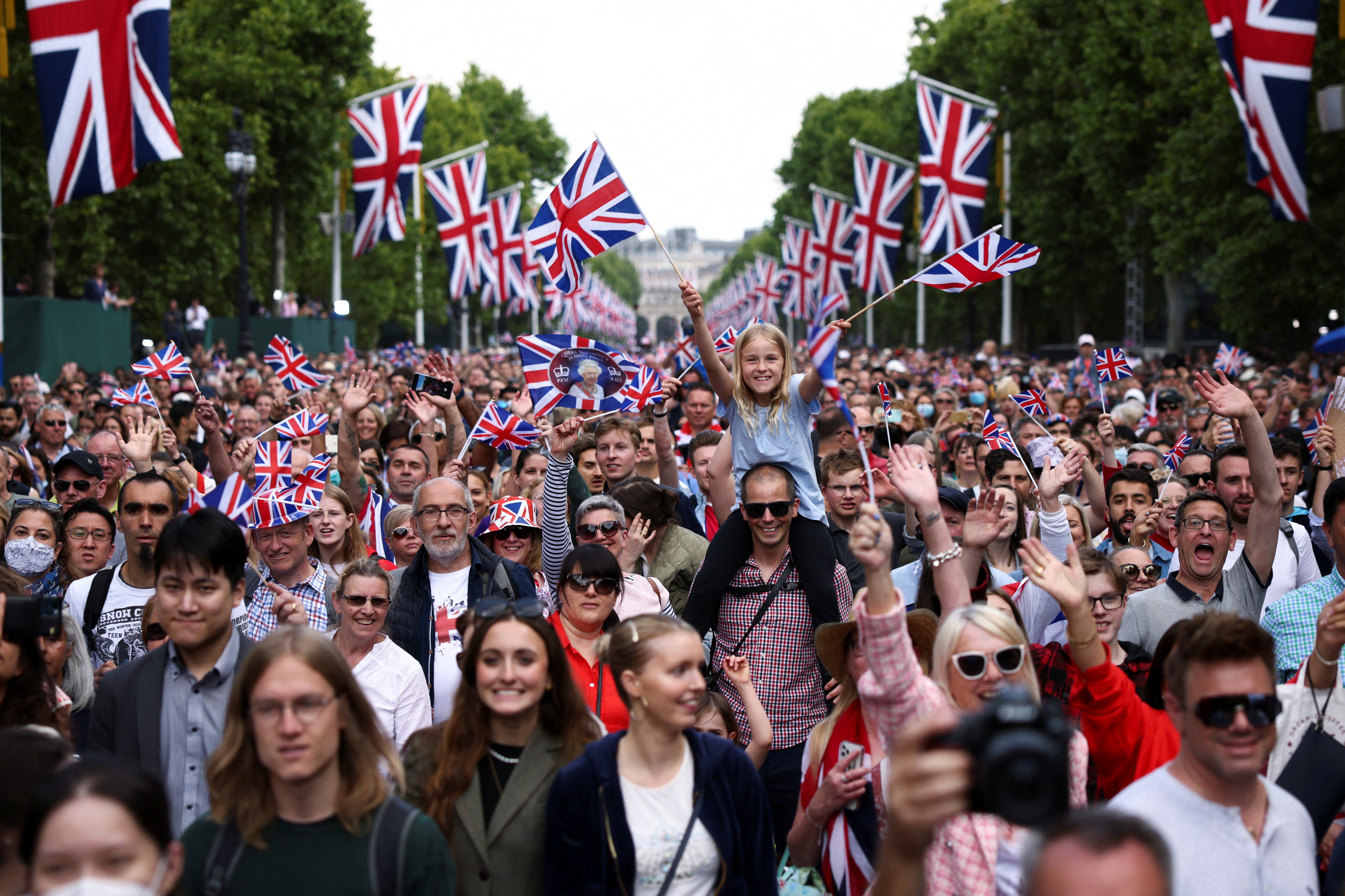 La gente se reúne en The Mall durante la celebración del Jubileo de Platino de la Reina Isabel de Inglaterra, en Londres, Gran Bretaña el 2 de junio de 2022. REUTERS/Henry Nicholls