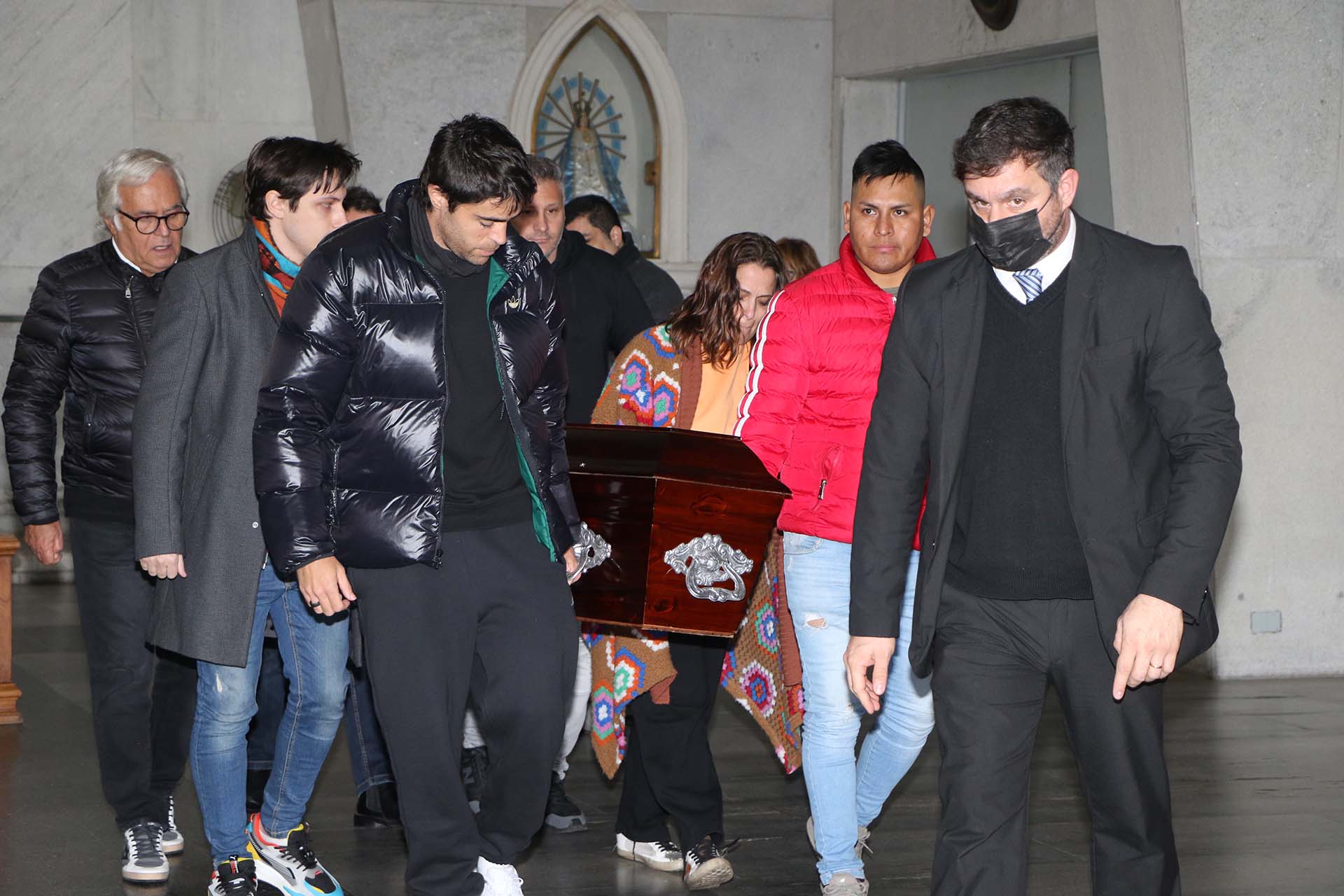 Familiares y amigos llevaron el ataúd de Cacho Fontana