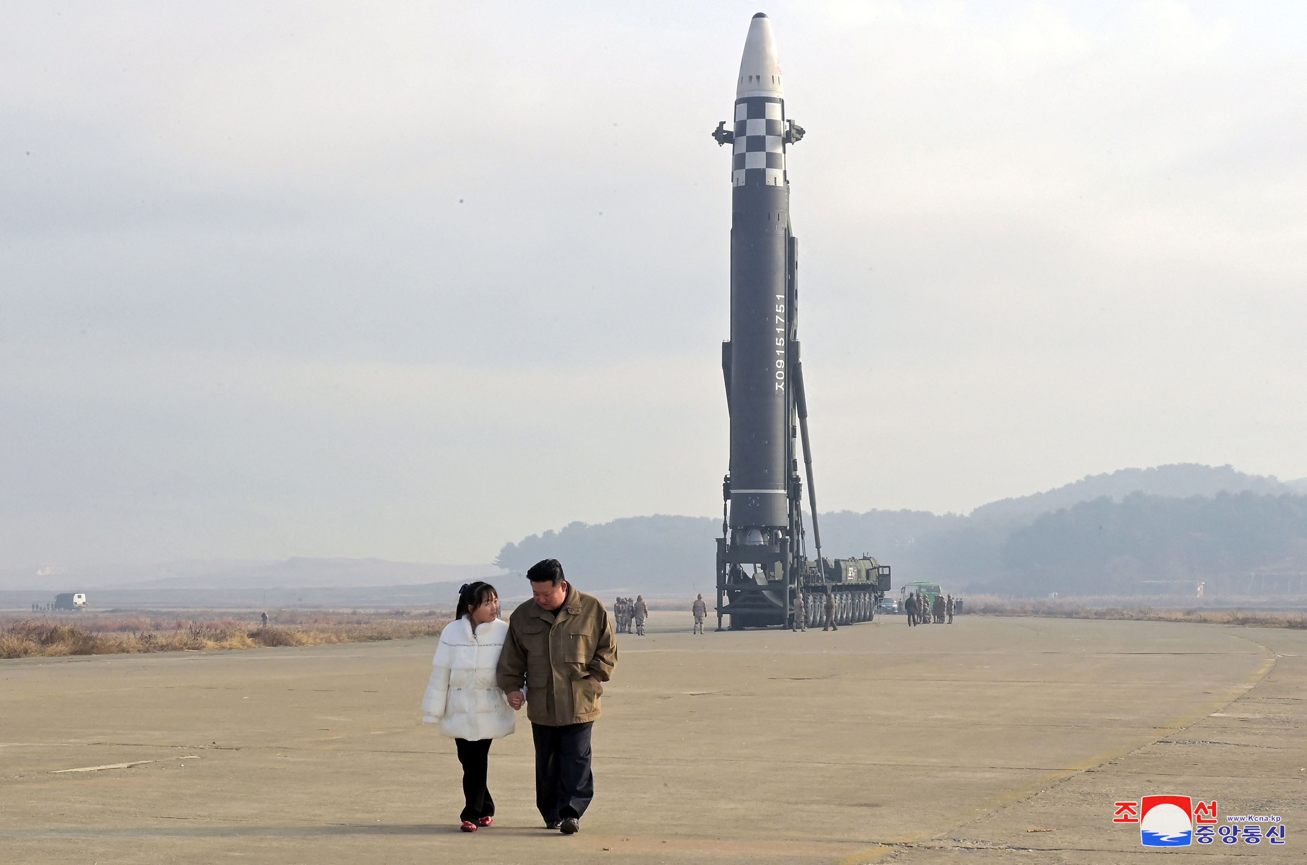 El líder norcoreano, Kim Jong Un, se aleja de un misil balístico intercontinental (ICBM) en esta foto sin fecha publicada el 19 de noviembre de 2022 (KCNA via REUTERS)