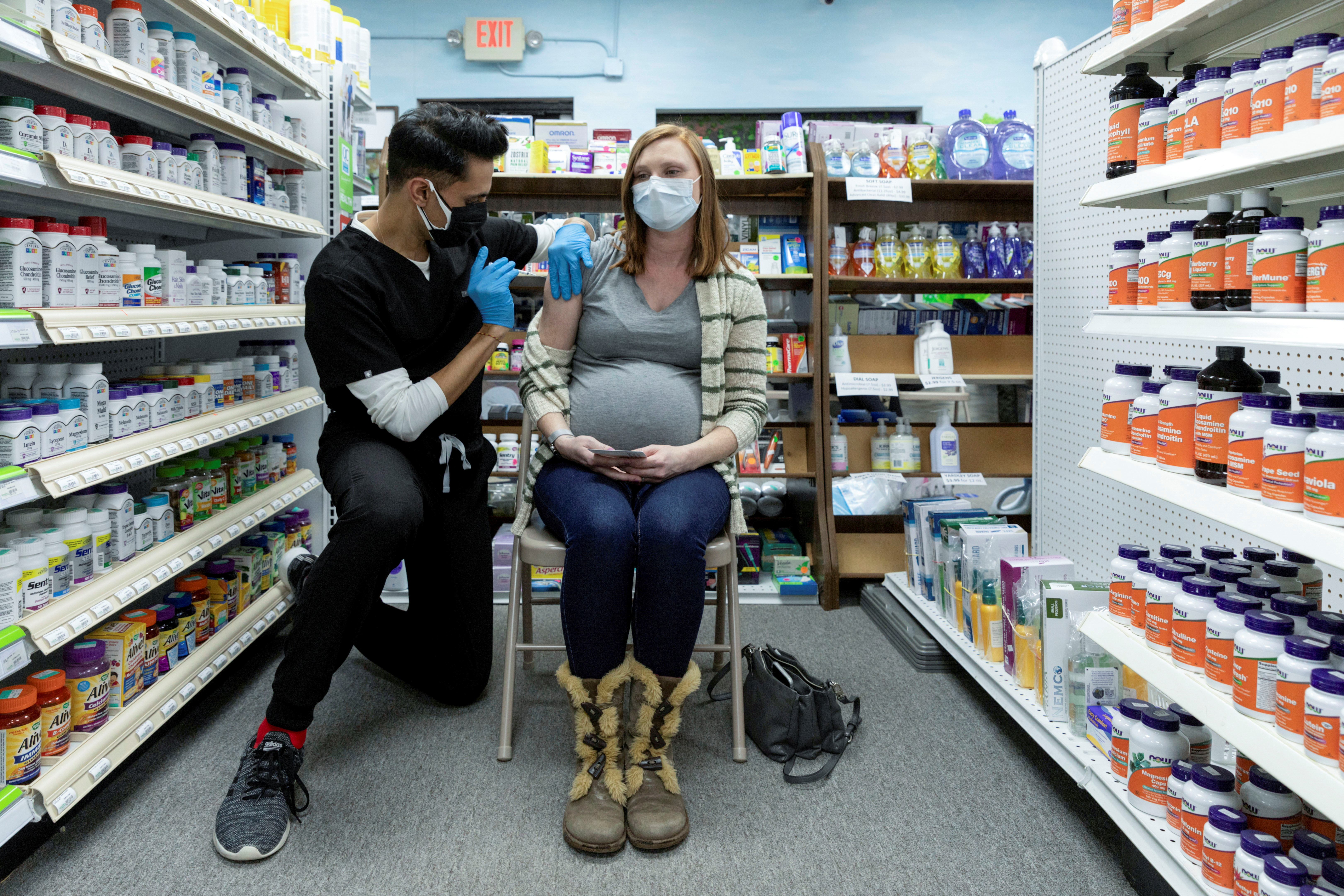 Siguiendo las normas establecidas, ninguno de los principales fabricantes de vacunas inscribió a mujeres embarazadas en sus primeros ensayos (REUTERS)