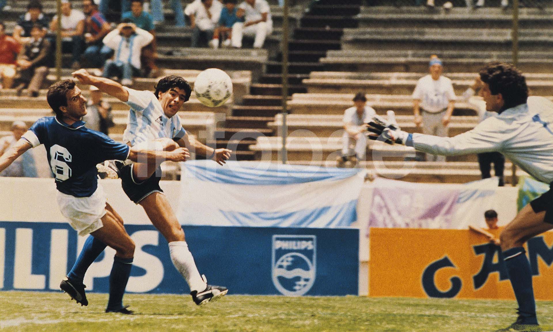 Diego Maradona convierte un gol ante Italia en México 1986, su Mundial consagratorio