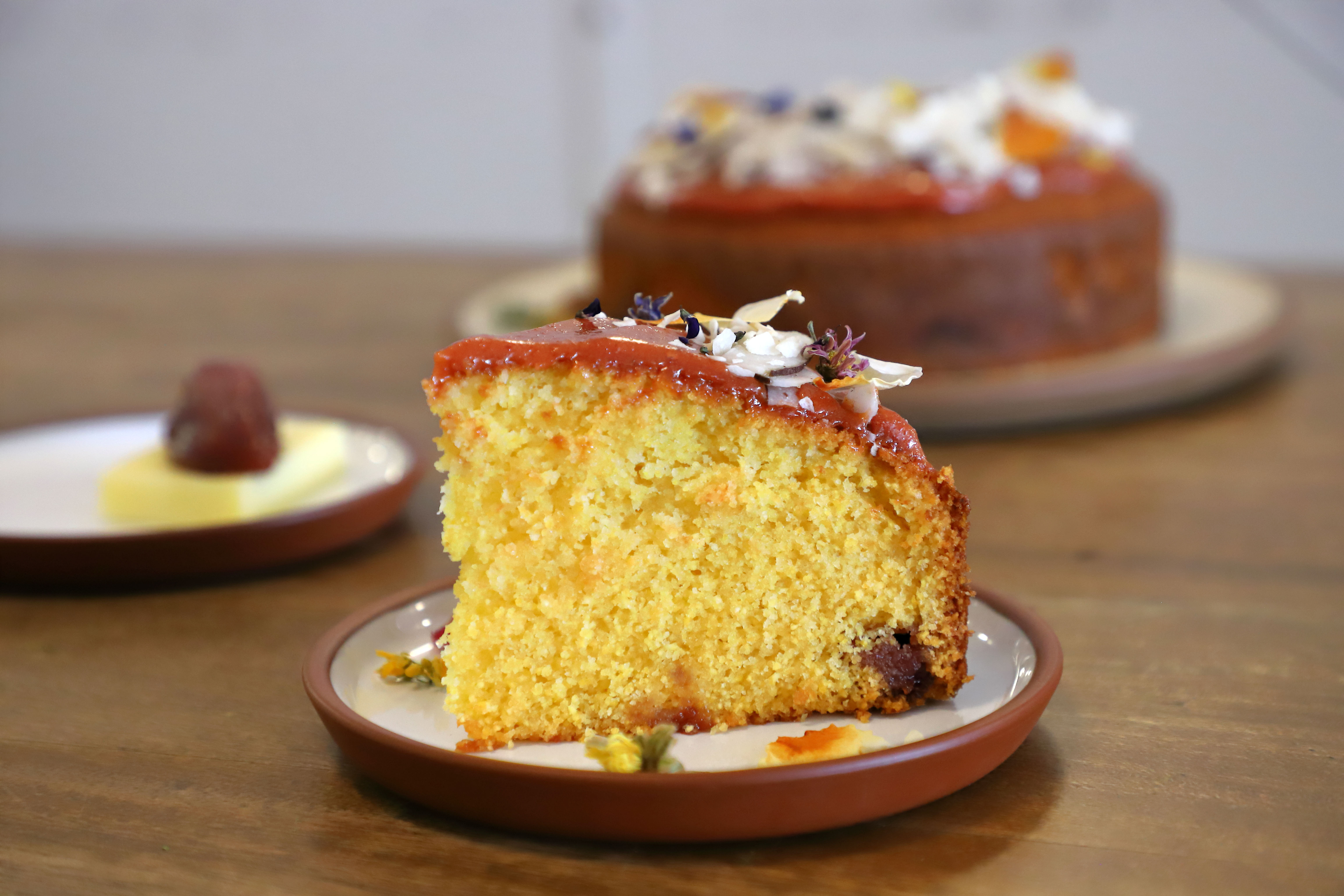 Tortita con polenta y dulce de guayaba en cubitos 