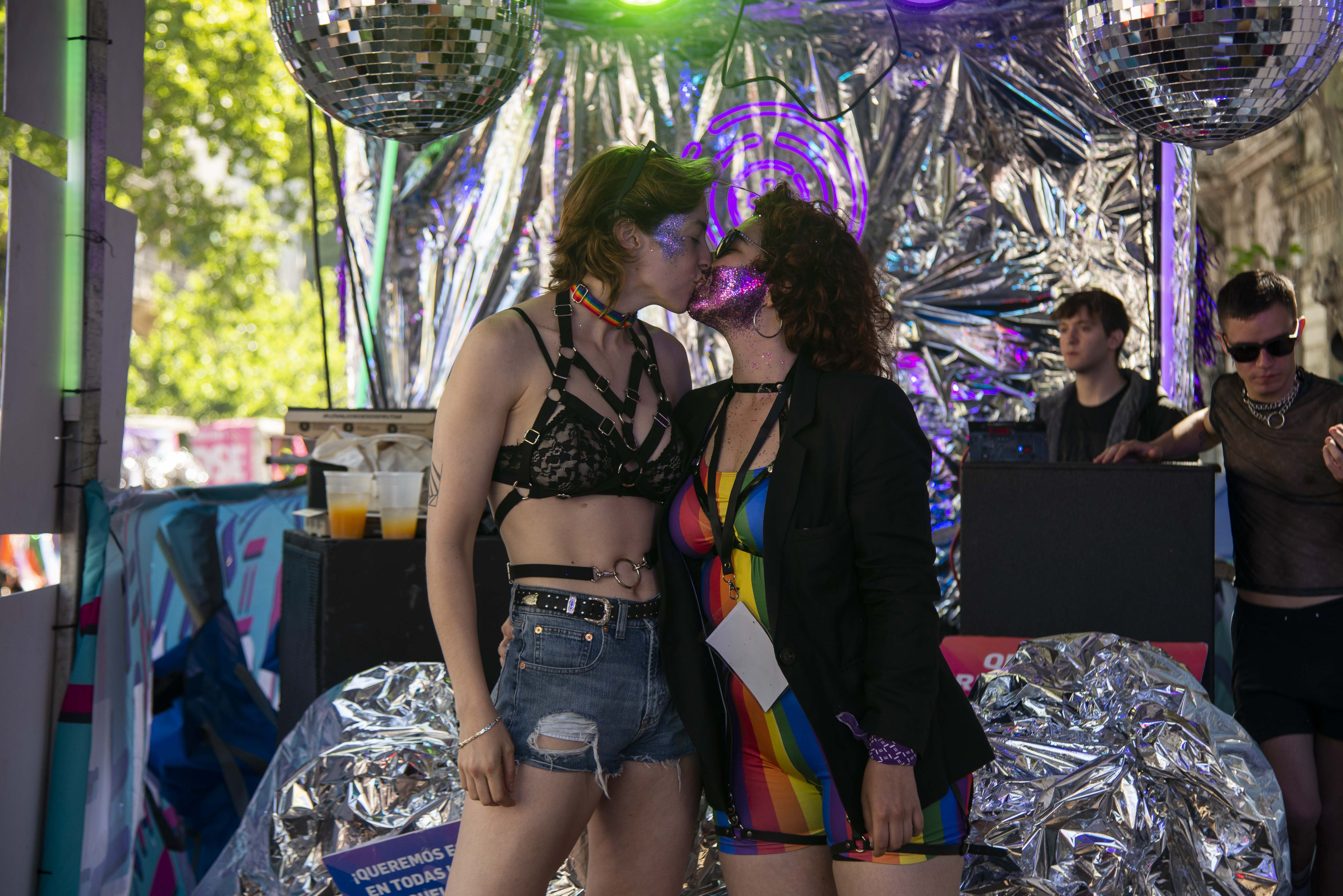 Un beso apasionado para celebrar el amor y la diversidad (Crédito: Cecilia Frenkel)