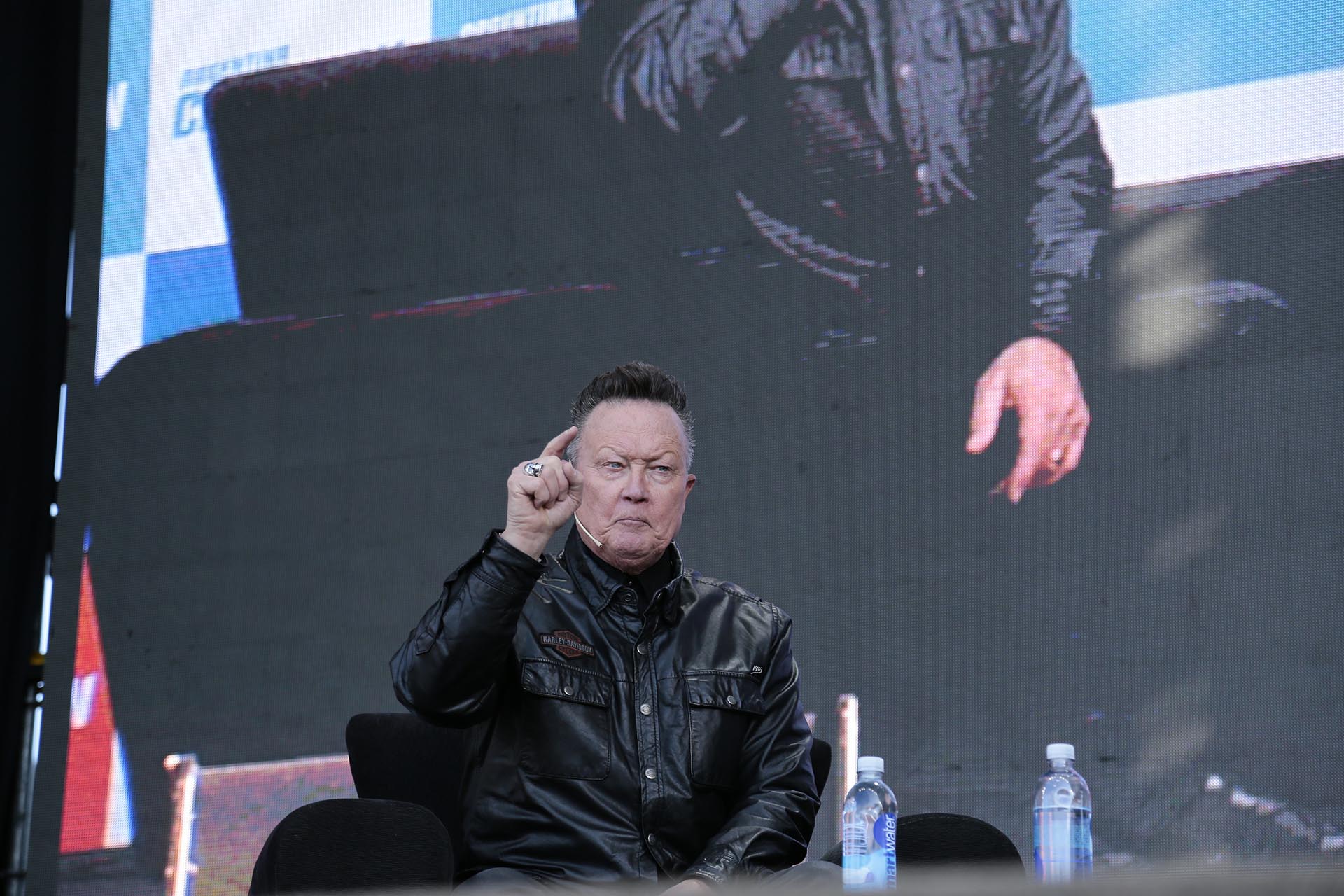 Robert Patrick (Luciano González)