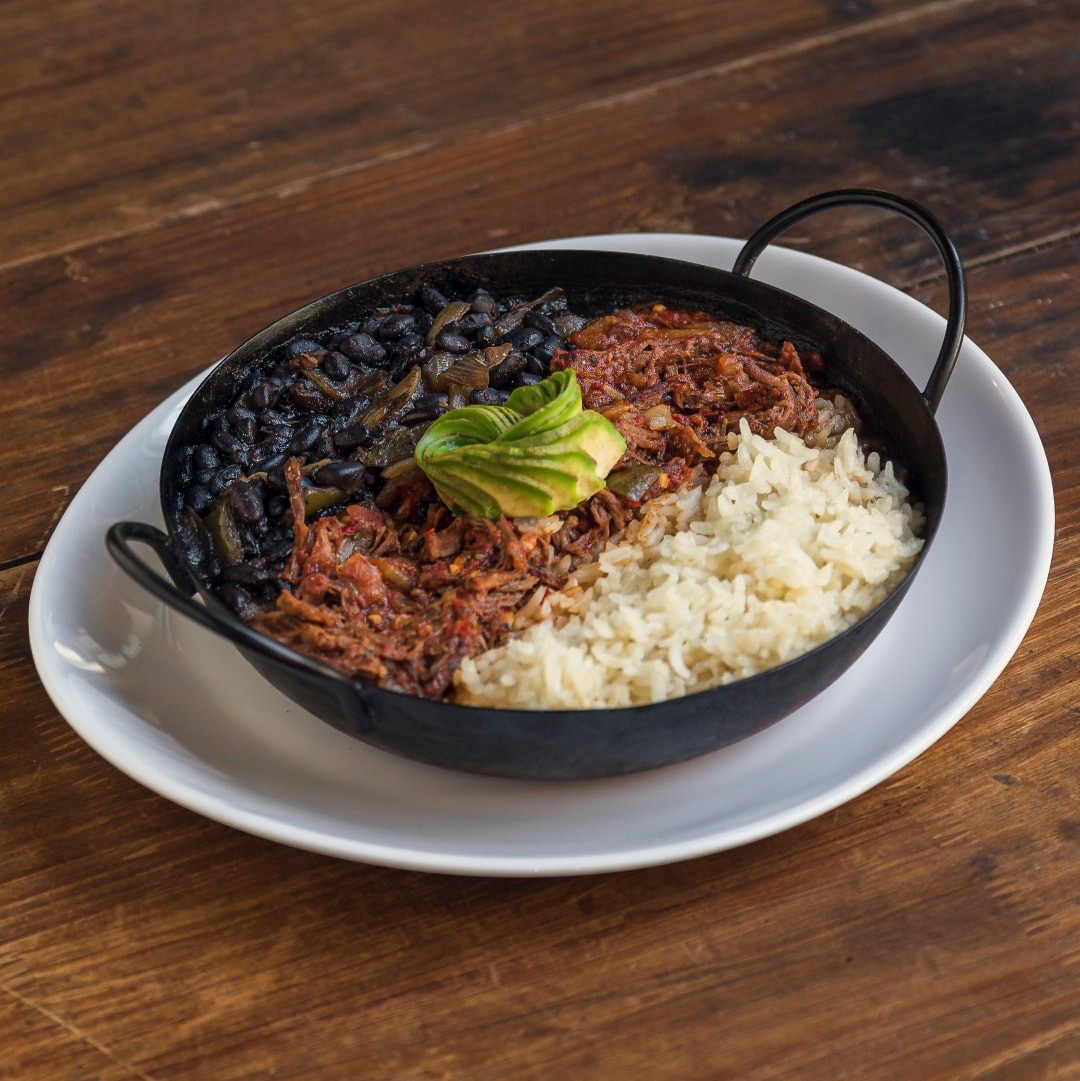 La vedette de la cocina cubana en Mar del Plata: el plato Ropa vieja cuesta 3.200 pesos en La Bodeguita