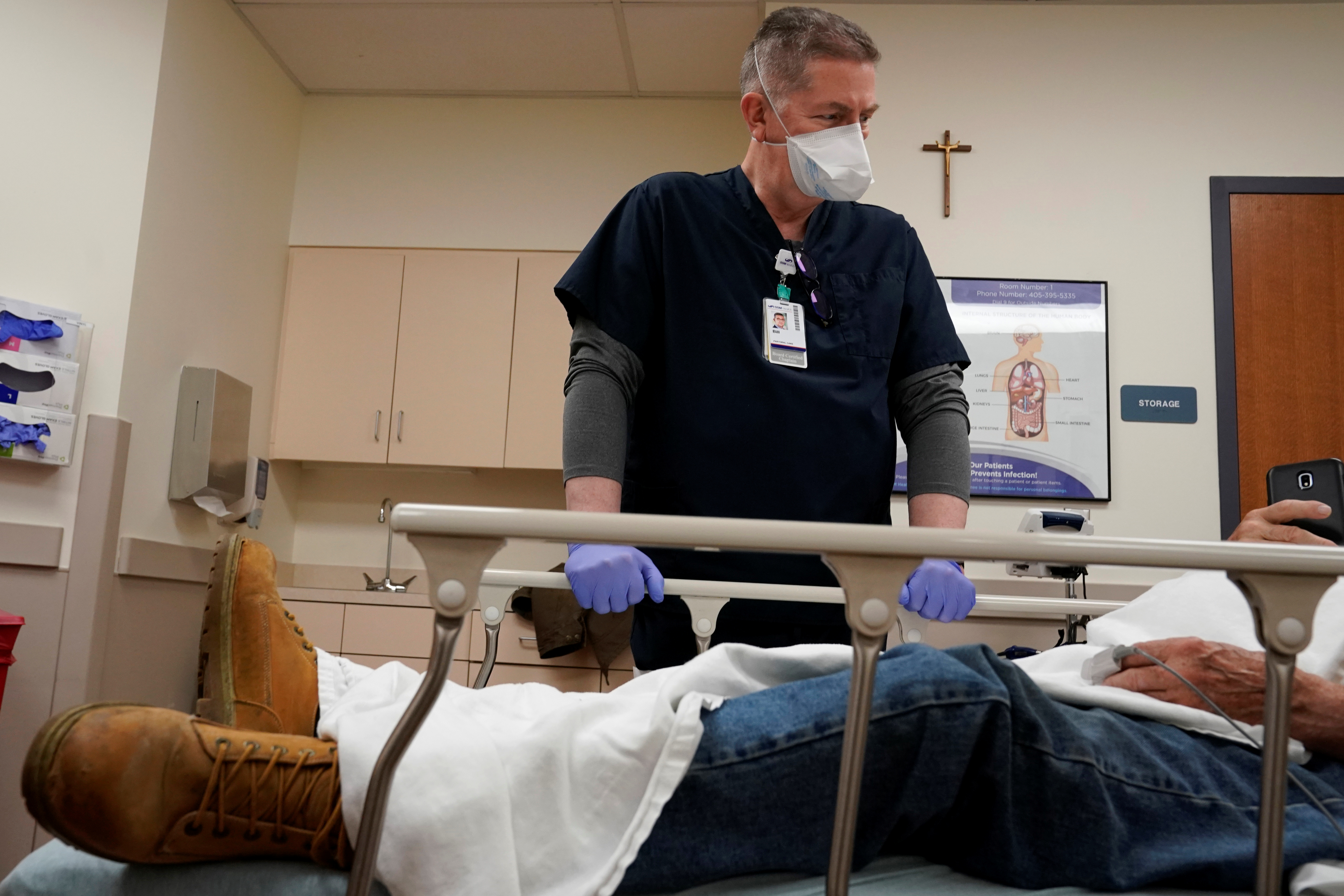El Capellán Bill Simpson habla con un paciente en la sala de emergencias del Hospital SSM Health St. Anthony en medio de la propagación de coronavirus en Shawnee, Oklahoma, EEUU [23 de abril de 2020] (Reuters/ Nick Oxford)