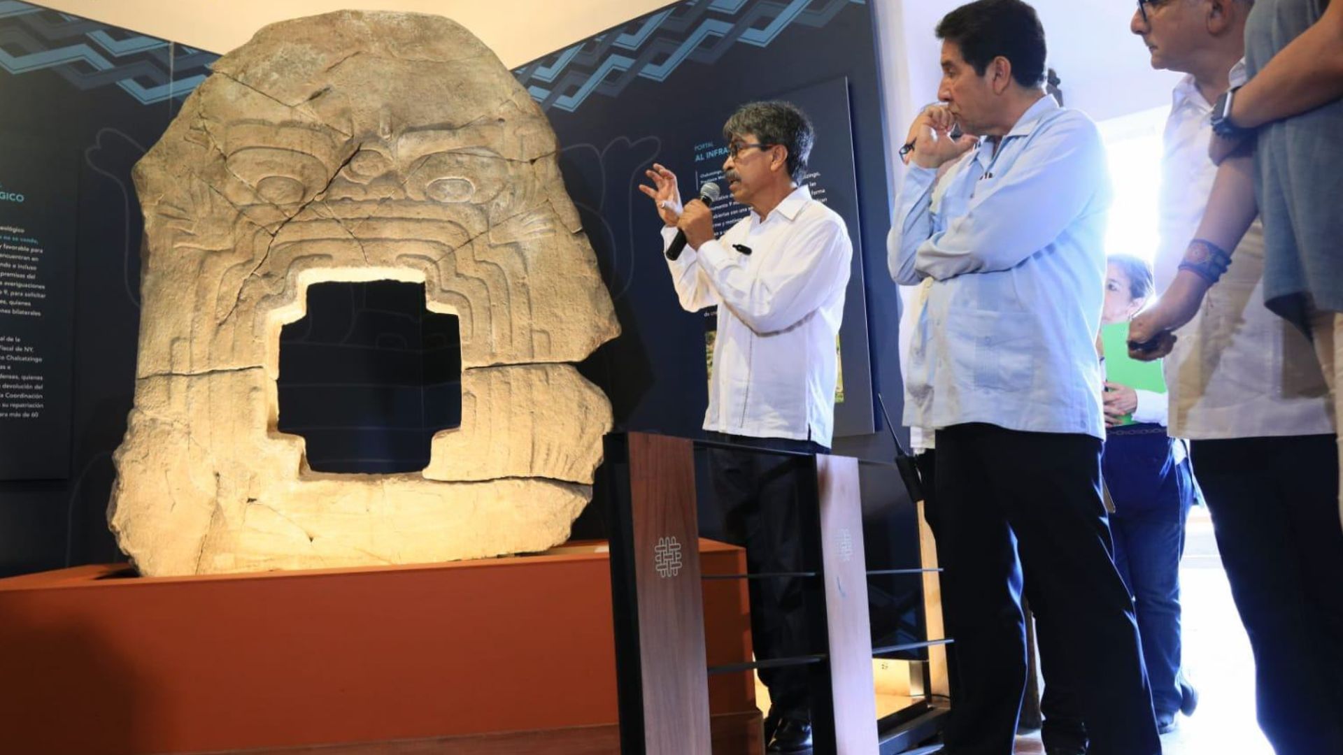 El Monumento 9 de Chalcatzingo, la escultura olmeca también conocida como el “Portal al inframundo”, regresó a Morelos.
(@INAHmx)