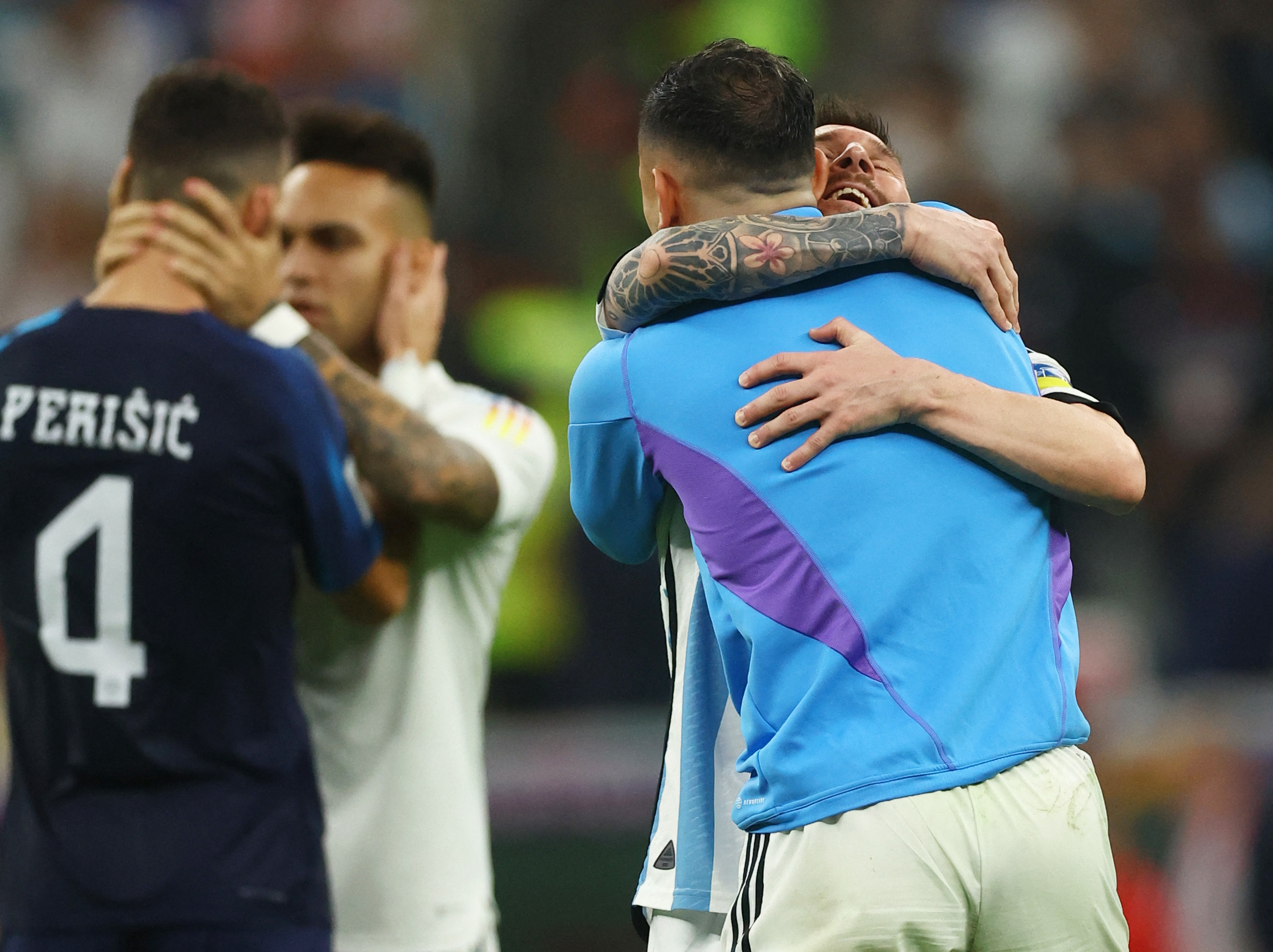 Lautaro Martínez comforts his former teammate Perisic, another experienced Croatian player with a past at Inter Milan