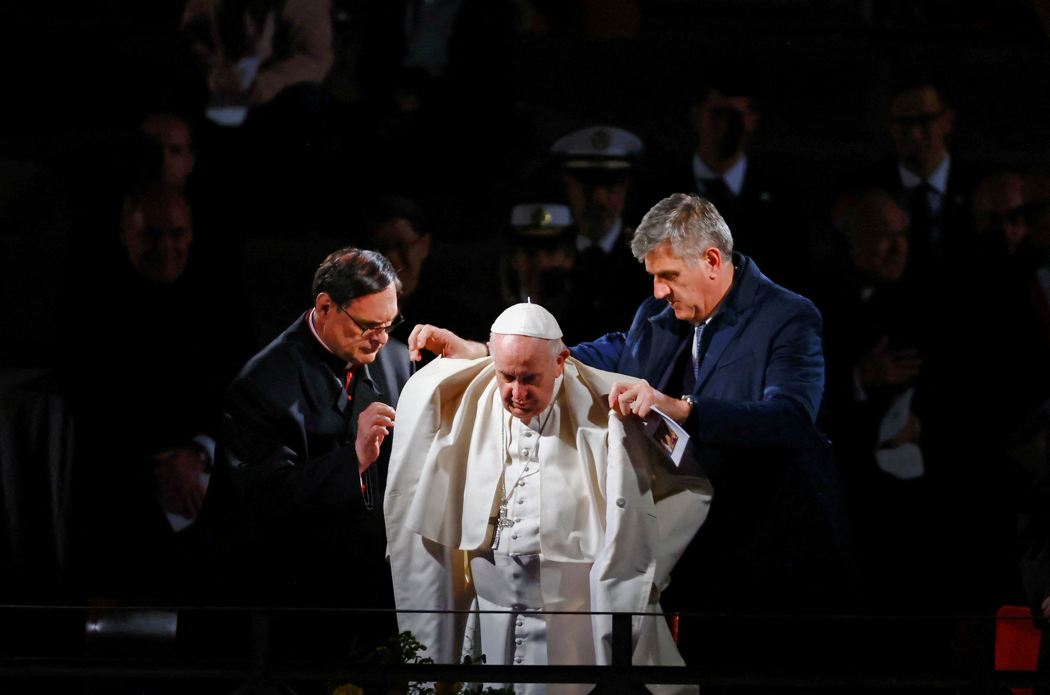 El Papa Francisco se prepara para presidir el Vía Crucis en el coliseo (REUTERS/Yara Nardi)