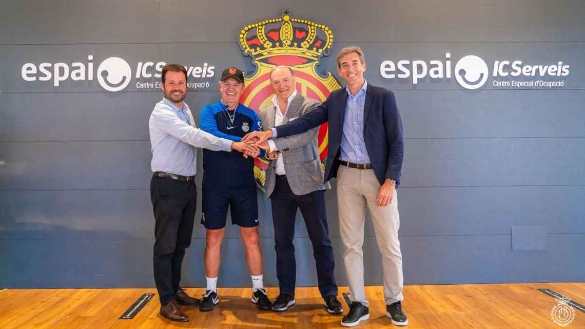 El estratega español logró llegar a un acuerdo con los "Piratas" para permanecer en el banquillo por una temporada más

Foto: Twitter/Real Mallorca