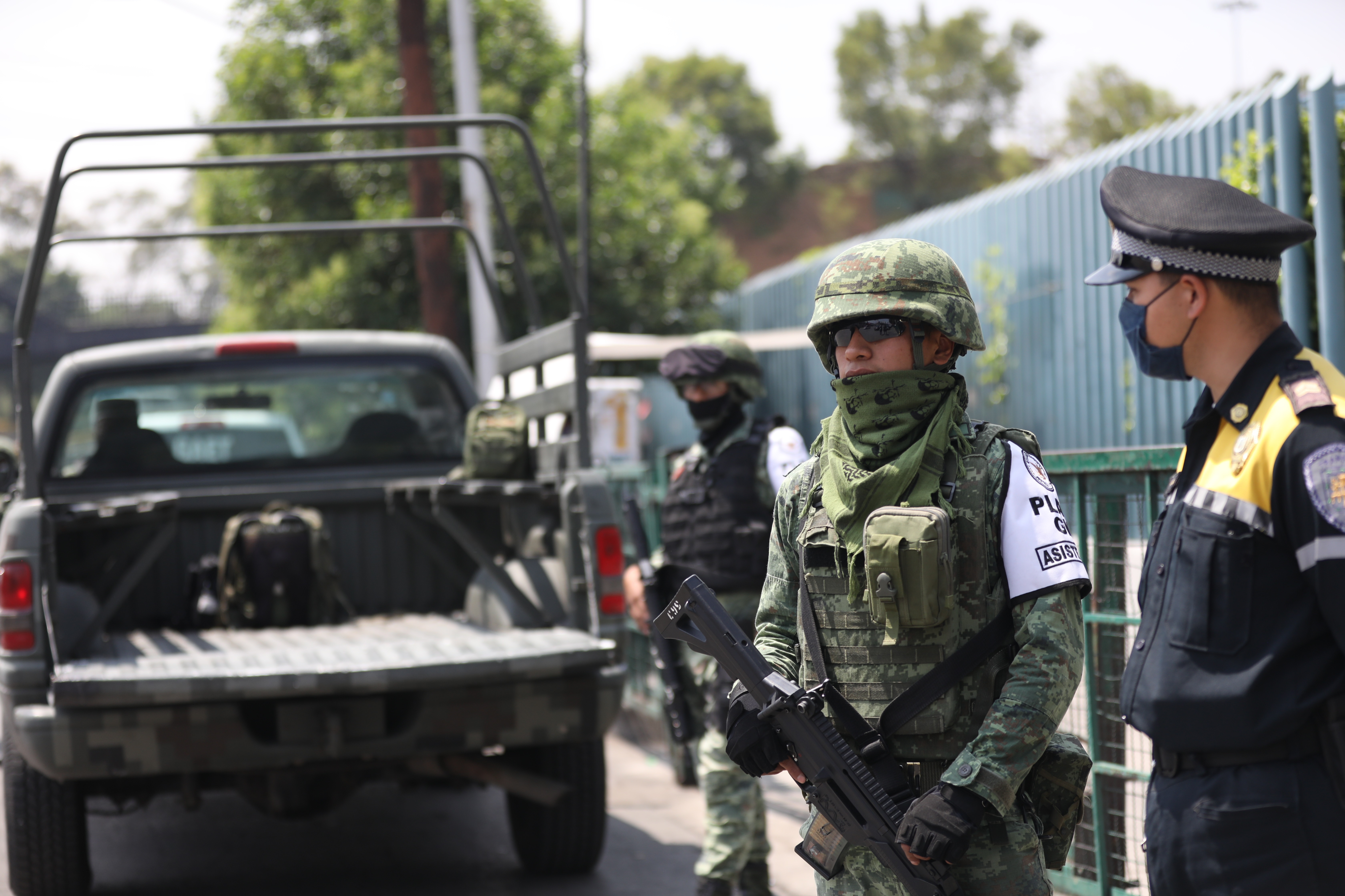 Agentes de la Guardia Nacional y policías capitalinos patrullando las principales avenidas y hospitales en la Ciudad de México durante la pandemia de coronavirus (Foto: Sáshenka Gutiérrez/ EFE)
