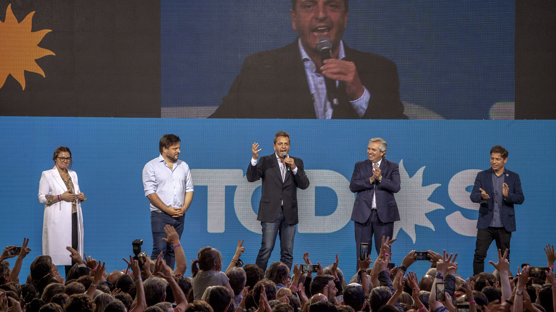 Sergio Massa junto a Alberto Fernández en un acto de campaña de las elecciones de medio término de 2021 (Bloomberg)