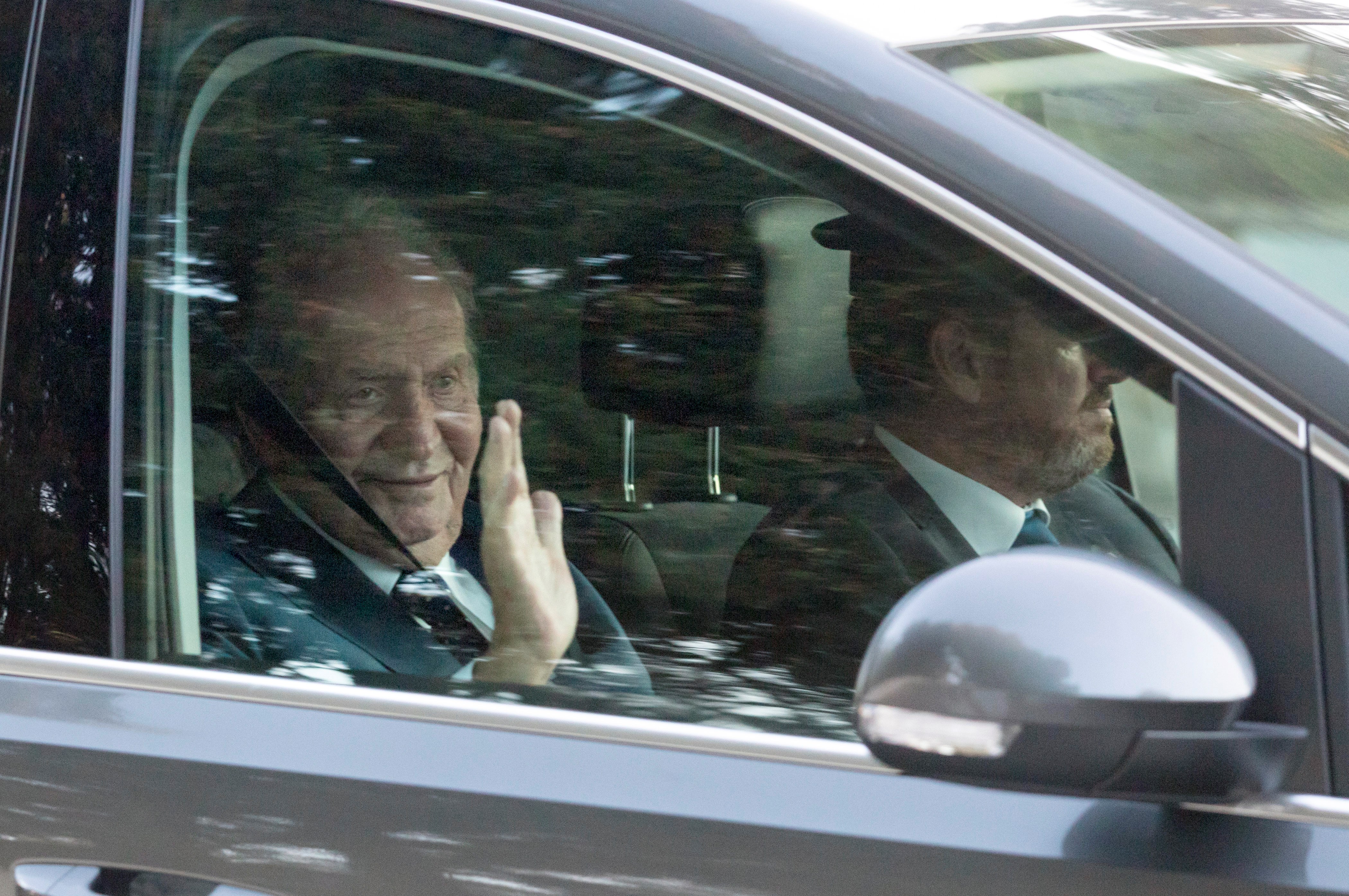 El rey emérito Juan Carlos I de España, en camino a la boda de Rafael Nadal (EFE)