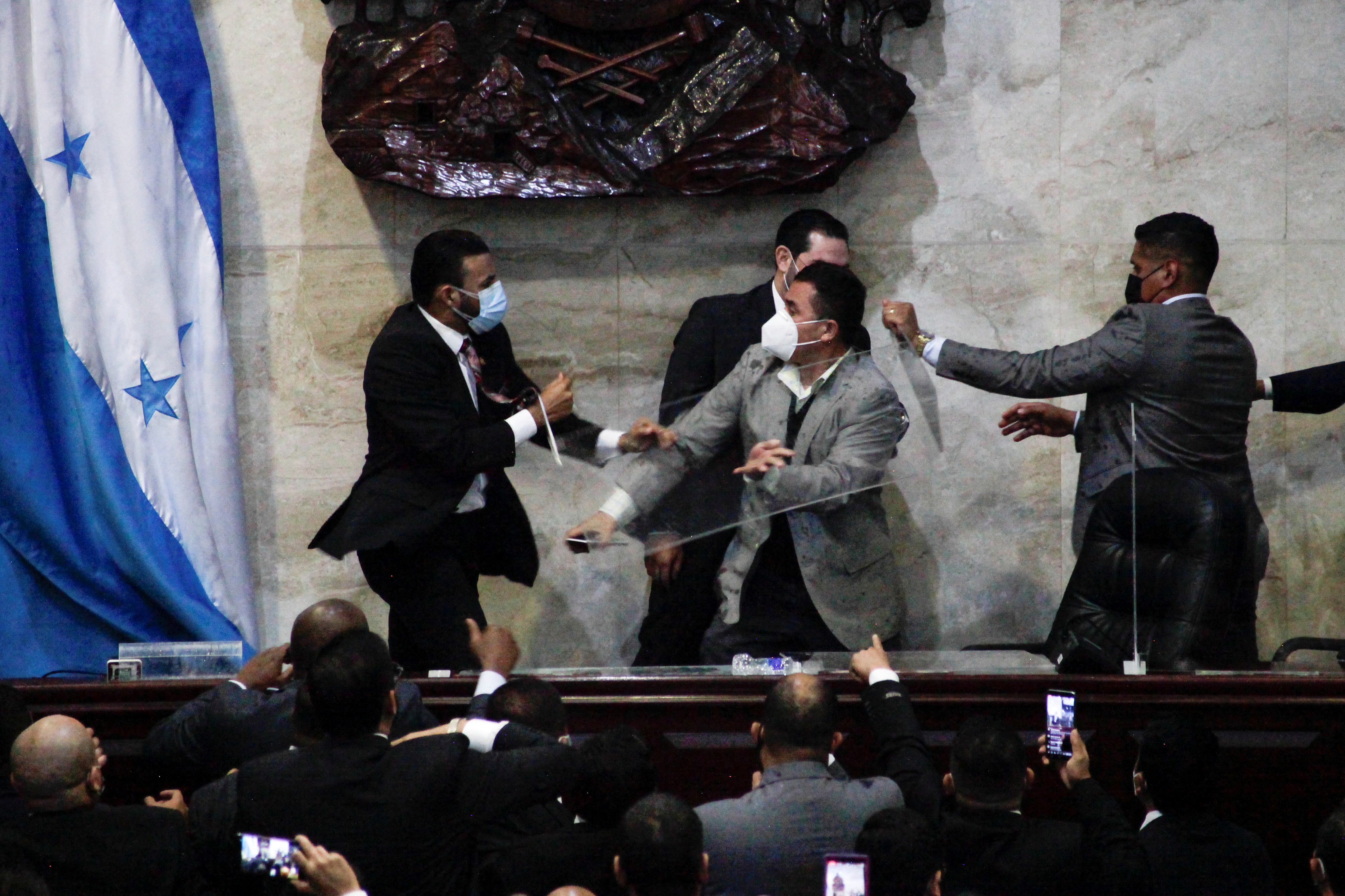 Batalla campal en el Congreso de Honduras: el partido de Xiomara Castro perdió un aliado clave