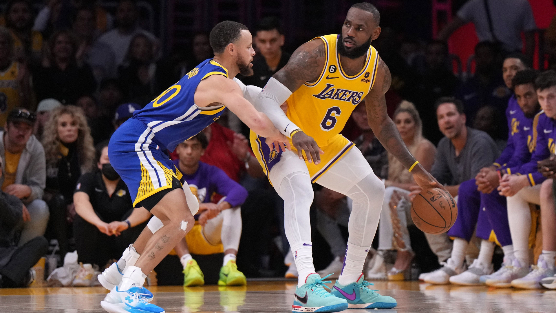 Stephen Curry y LeBron James se medirán en un quinto partido por un cupo a la final de la conferencia oeste. (Reuters)