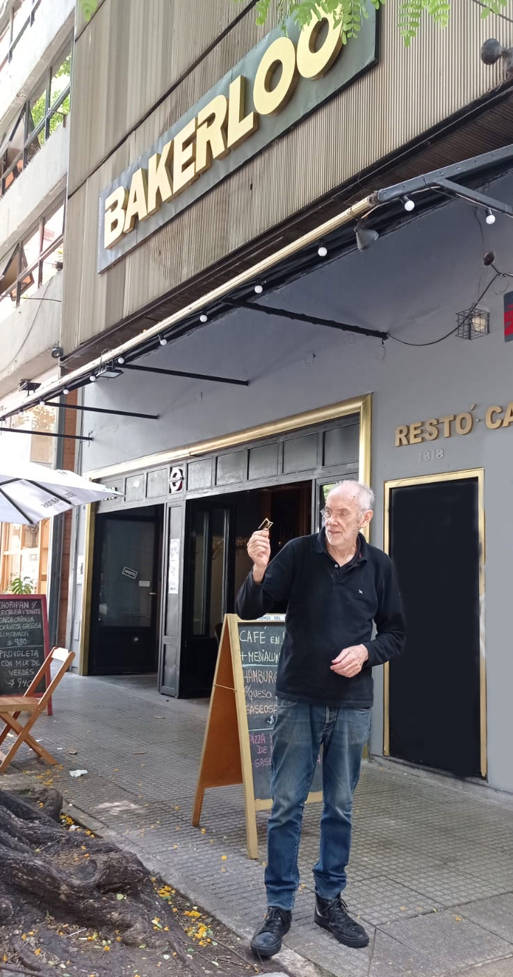 Con la primera matriz del SEPI en la mano, el inventor argentino posa frente al restobar que inauguró hace tres meses en el barrio de Belgrano