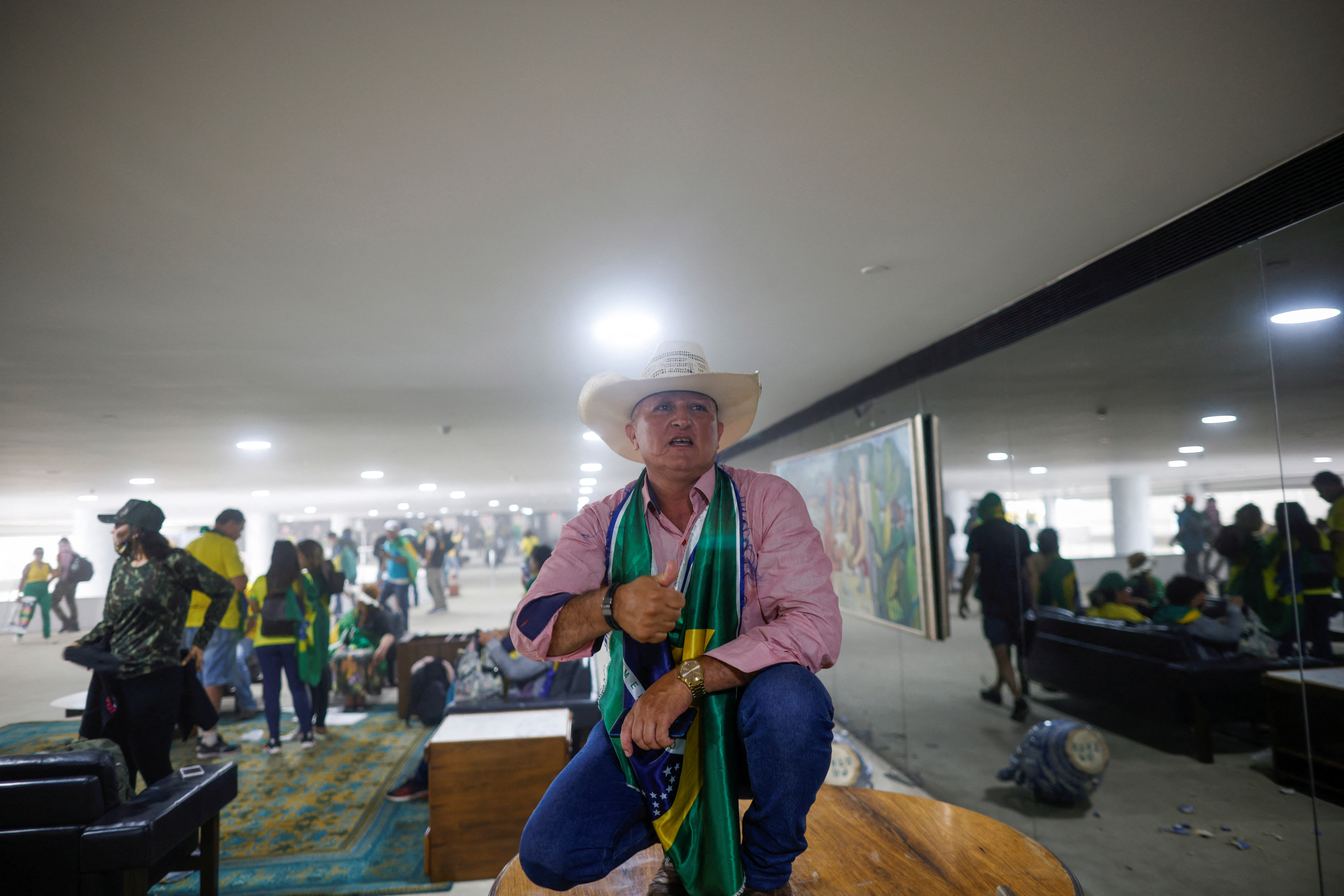 Partidarios del expresidente brasileño Jair Bolsonaro destrozan el interior del Palacio Planalto durante una manifestación contra el presidente Luiz Inácio Lula da Silva, en Brasilia, Brasil, el 8 de enero de 2023. REUTERS/Adriano Machado