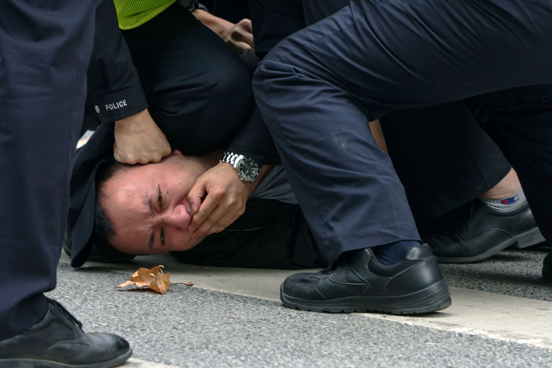 La policia de China arresta a un ciudadano durante una protesta callejera en Shangai contra la política de “COVID cero” del régimen.