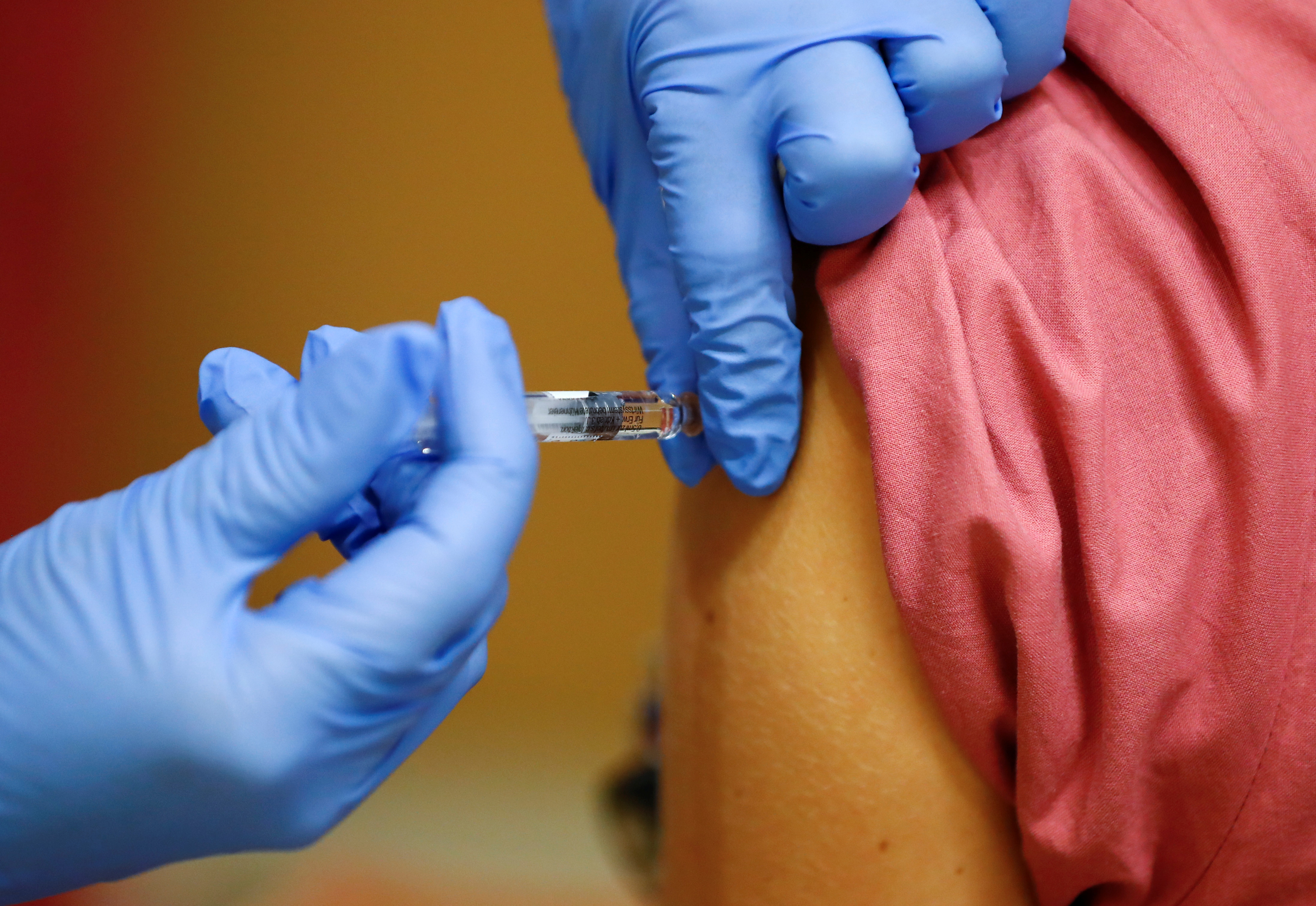 El ministro de Salud, Ginés González García, garantizó que las vacunas contra el coronavirus que se traerán al país habrán pasado “todas las pruebas de eficiencia y seguridad” (REUTERS)
