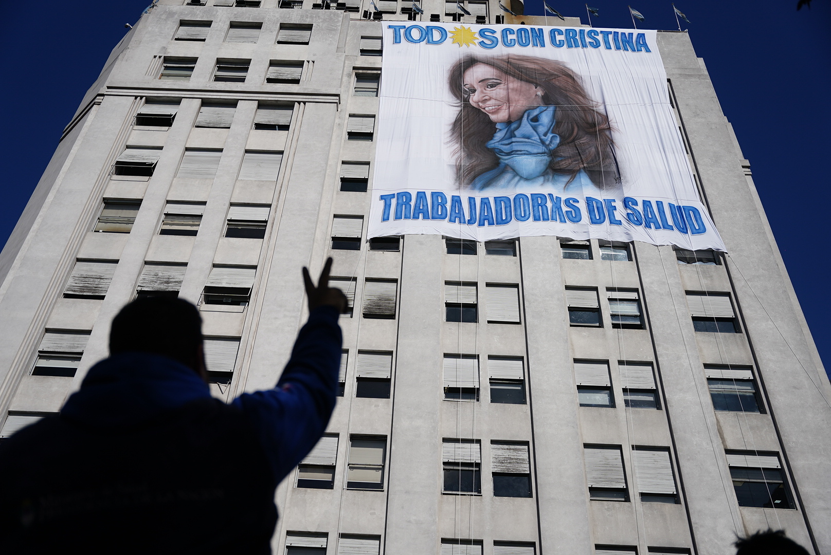 Ayer colgaron una bandera en respaldo a CFK en el edificio de los ministerio de Salud y Desarrollo Social (Franco Fafasuli)