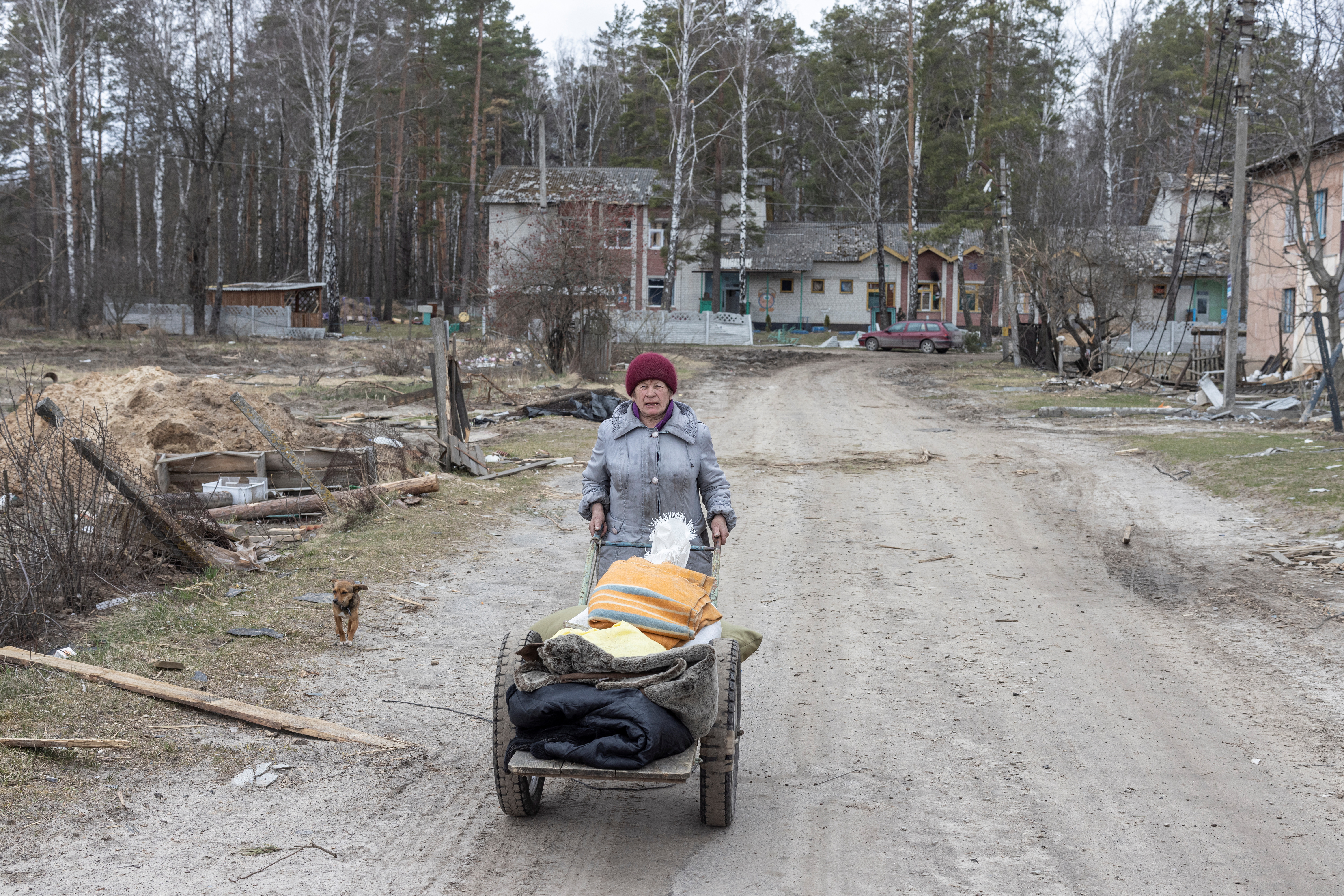 Tamara Klymchuk, de 64 años, acarrea las pertenencias que le han quedado tras la invasión rusa: "Teníamos una buena vida" dijo. Su sobrino de 50 años, Viktor Shevchenko, fue uno de los habitantes del pueblo asesinados por los rusos. "Nunca pensamos que tanto dolor podía caer sobre nosotros"