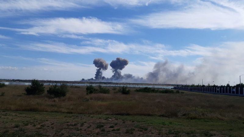 El humo se eleva después de que se escucharan explosiones en dirección a una base aérea militar rusa cerca de Novofedorivka, Crimea, en esta imagen fija obtenida por Reuters. 9 de agosto de 2022.