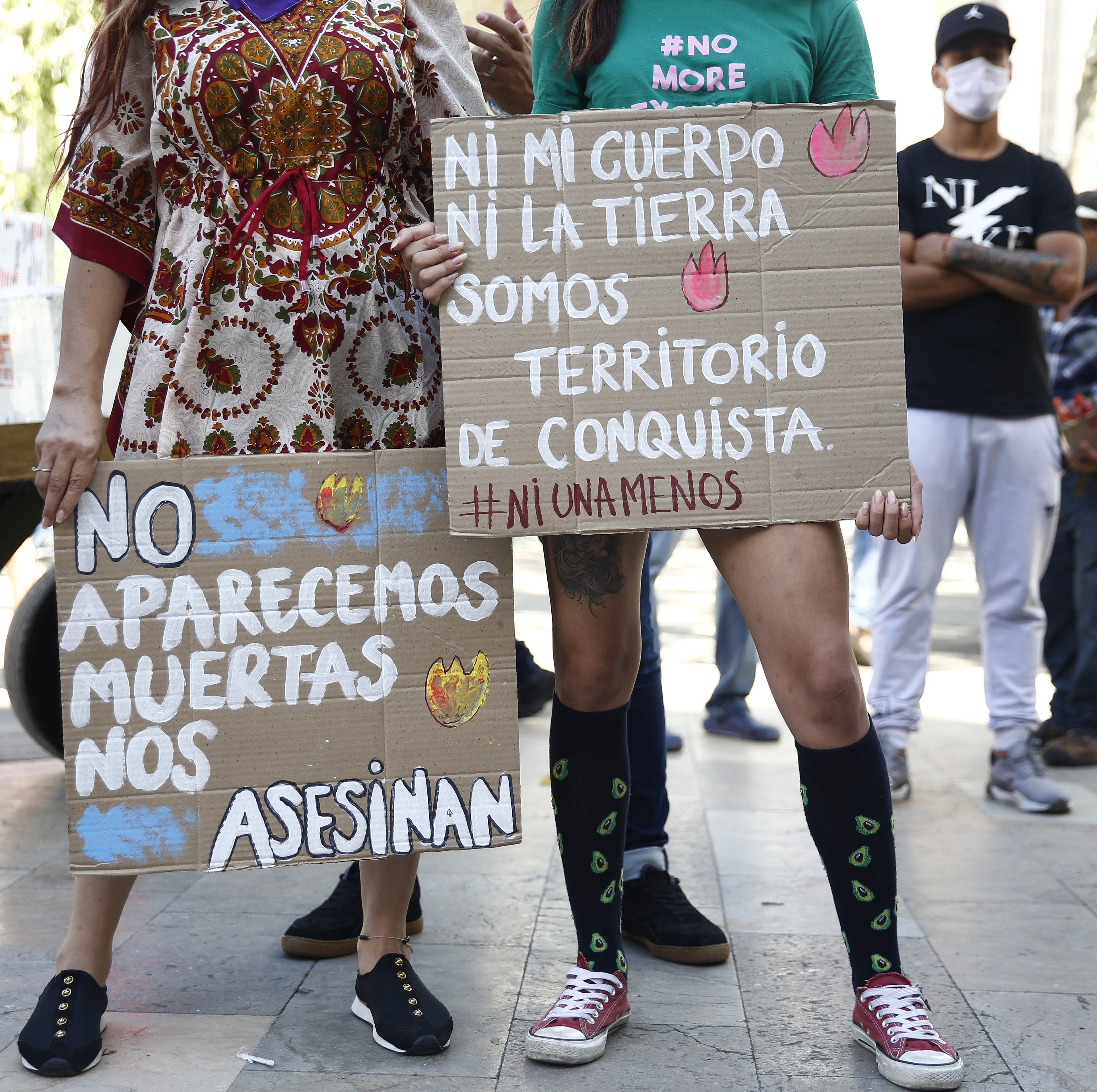 Dos mujeres participan de un plantón para protestar por los feminicidios ocurridos este año en el país, especialmente durante la cuarentena nacional para contener la expansión del COVID-19, en Medellín (Colombia). EFE/Luis Eduardo Noriega A.
