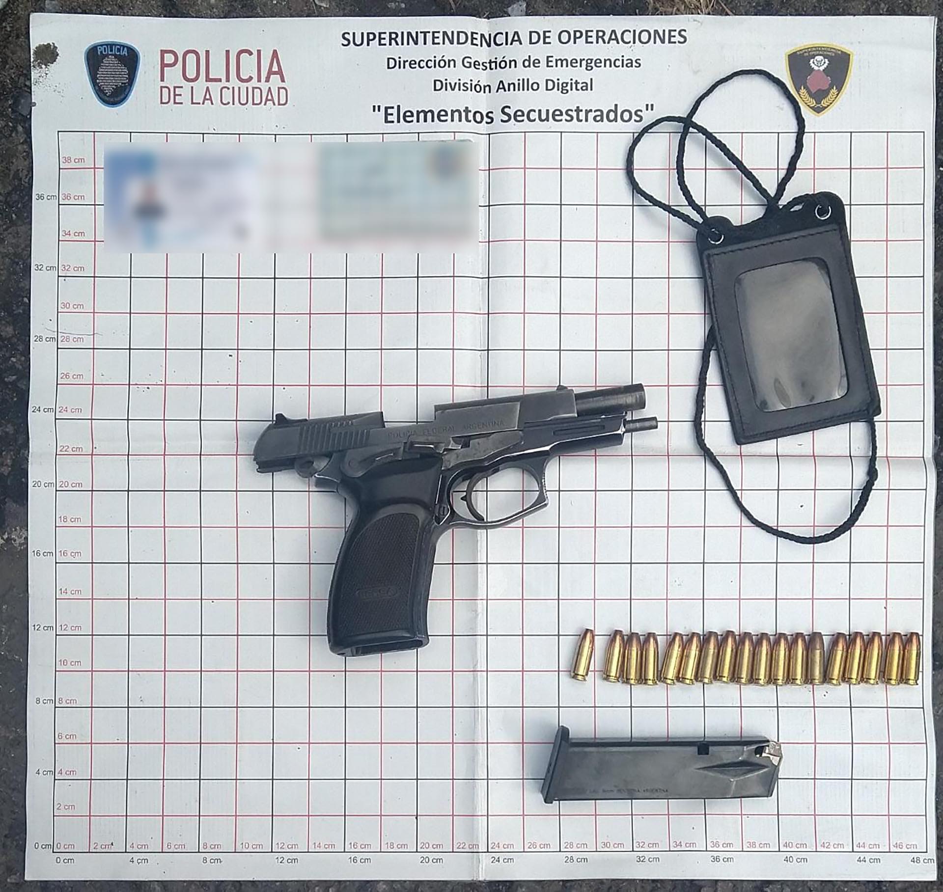 Los elementos secuestrados por la Policía: una Bersa Thunder 9 milímetros con 18 proyectiles y una porta credencial de PFA