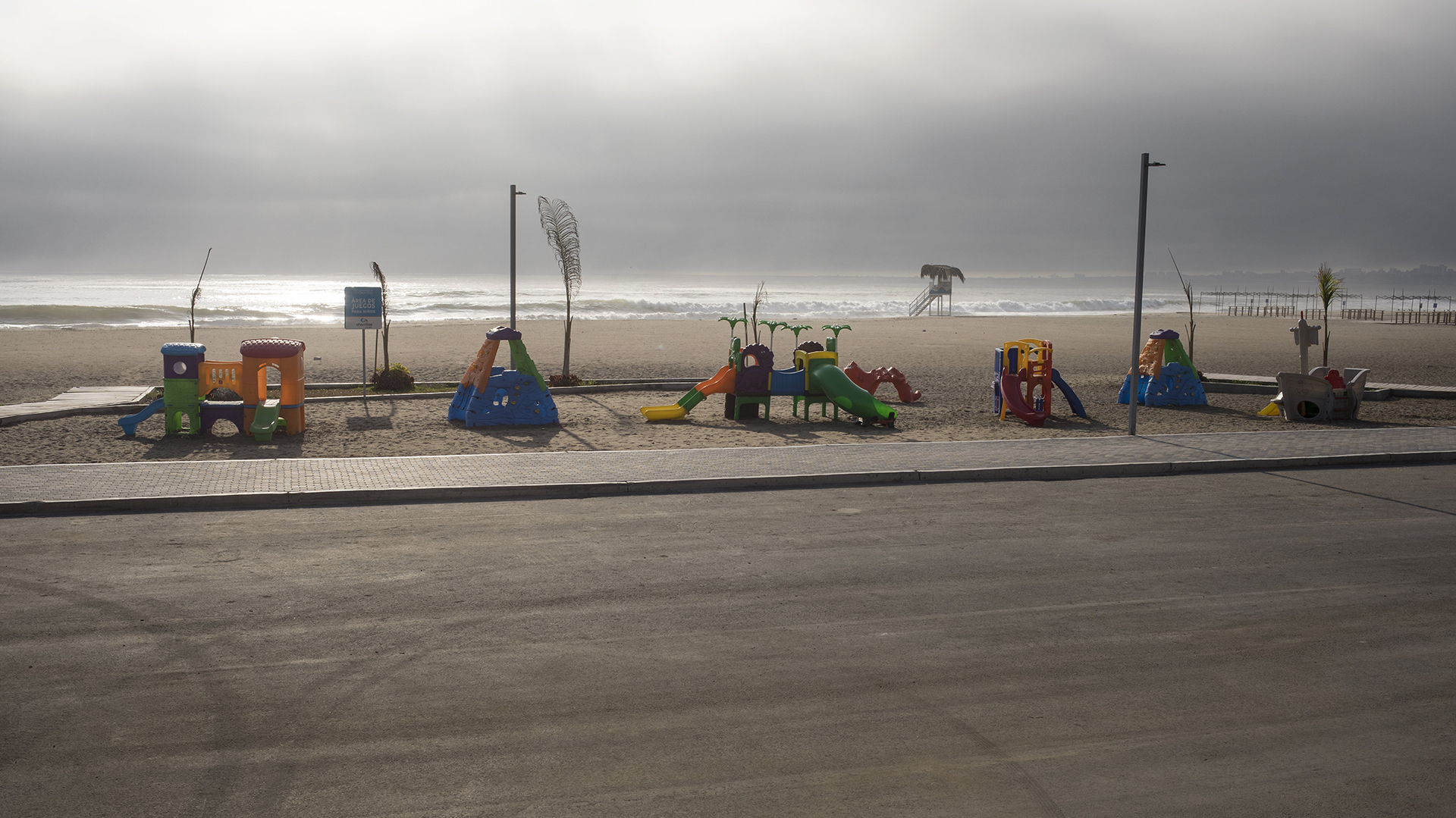 Un parque infantil en la playa Agua Dulce, vacío durante la cuarentena contra el coronavirus, en Lima, Perú, el 6 de abril de 2020. (AP Foto/Rodrigo Abd)