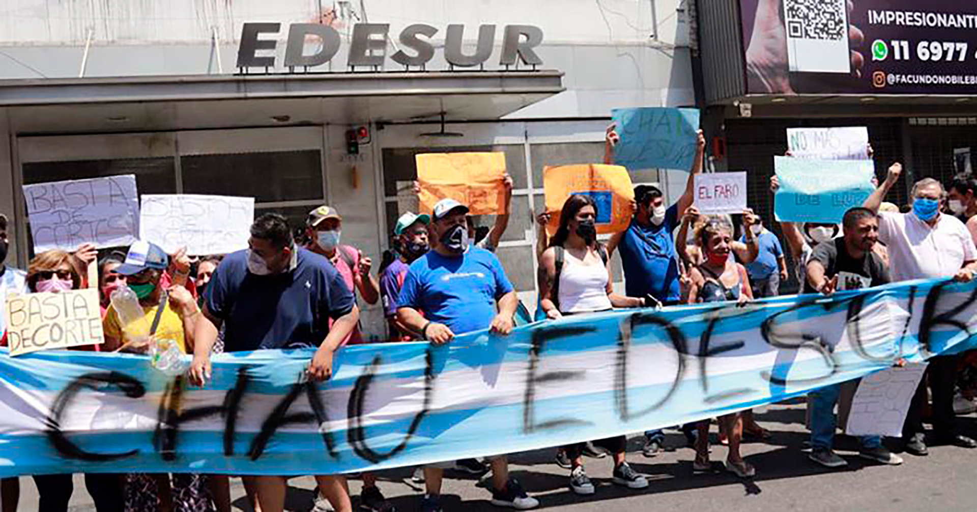 El martes pasado, decenas de vecinos de Lomas de Zamora hicieron una protesta en la puerta del edificio de Edesur (Foto/La Unión)