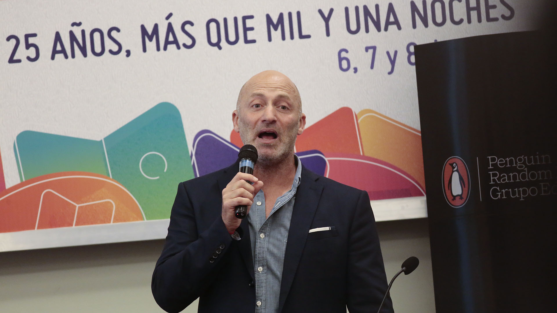 Bachrach en una charla en la Feria del Libro de Buenos Aires.