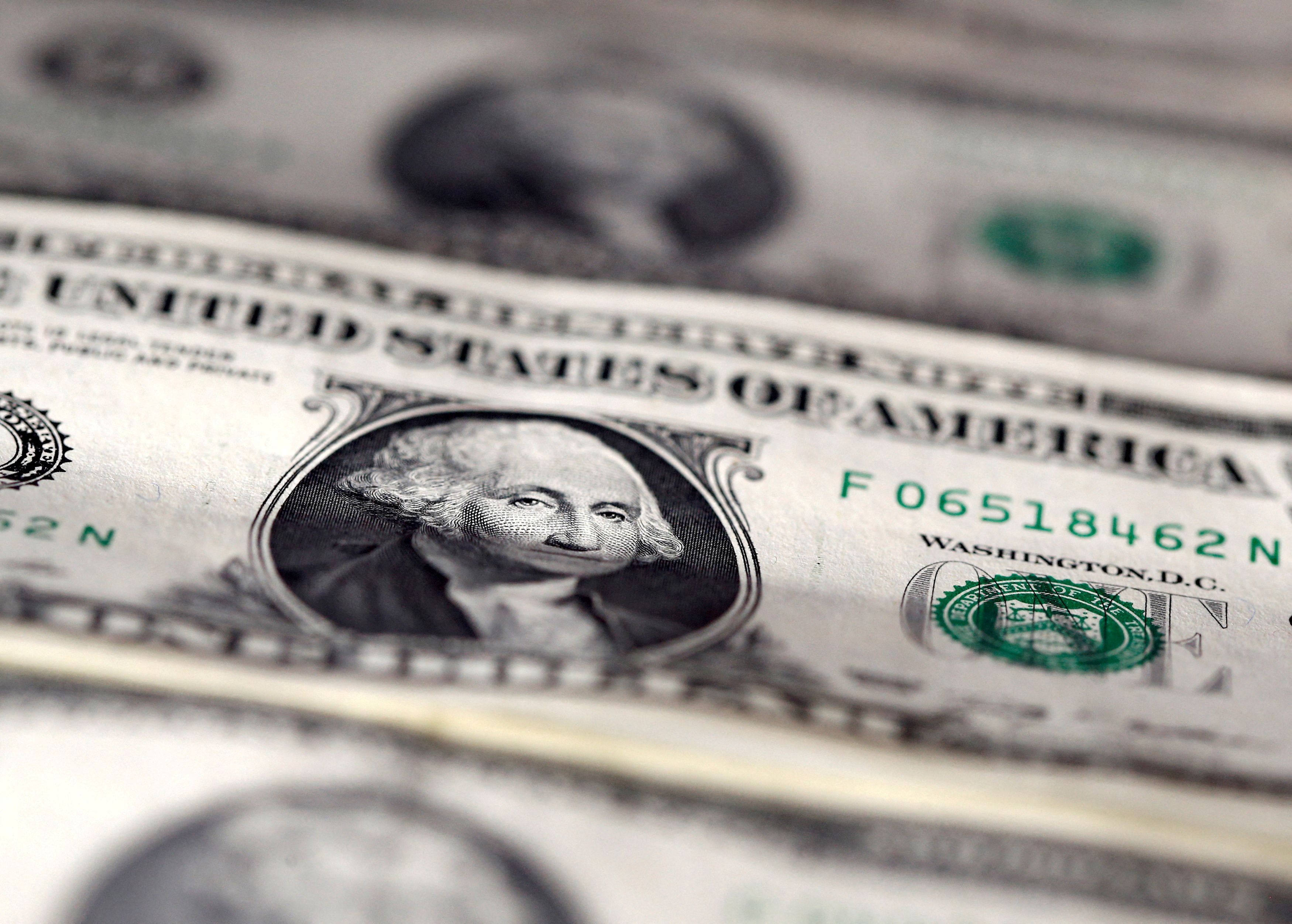 El dólar "blue" se desploma más de 6% en 2022.
