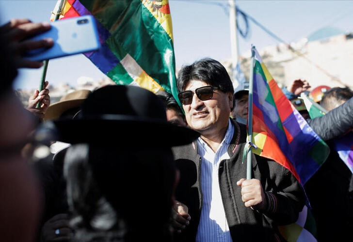 Evo Morales marcha junto a simpatizantes del partido MAS  (REUTERS/Manuel Claure)