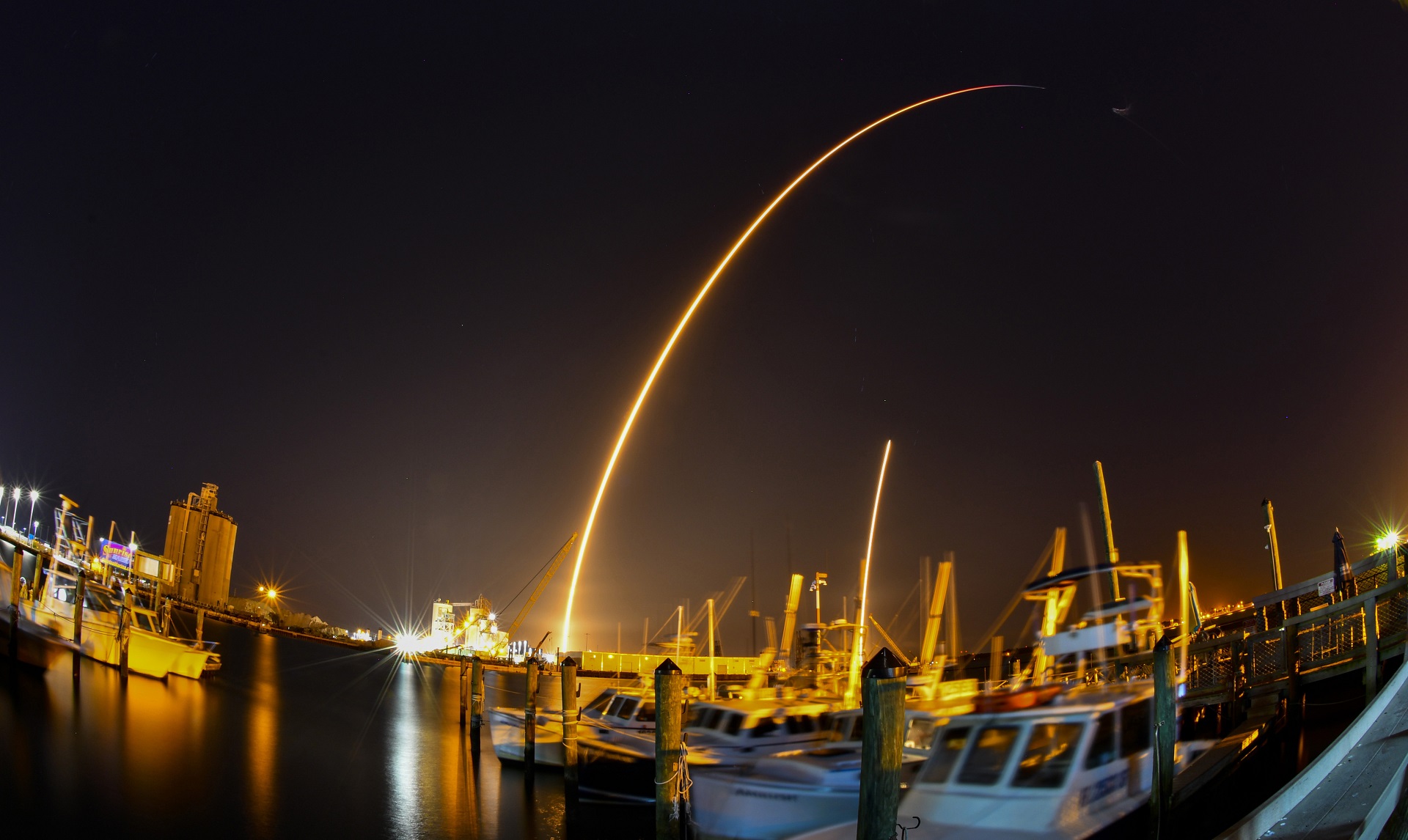 El lanzamiento visto desde un muelle de Puerto Cañaveral (Malcolm Denemark/Florida Today via AP)
