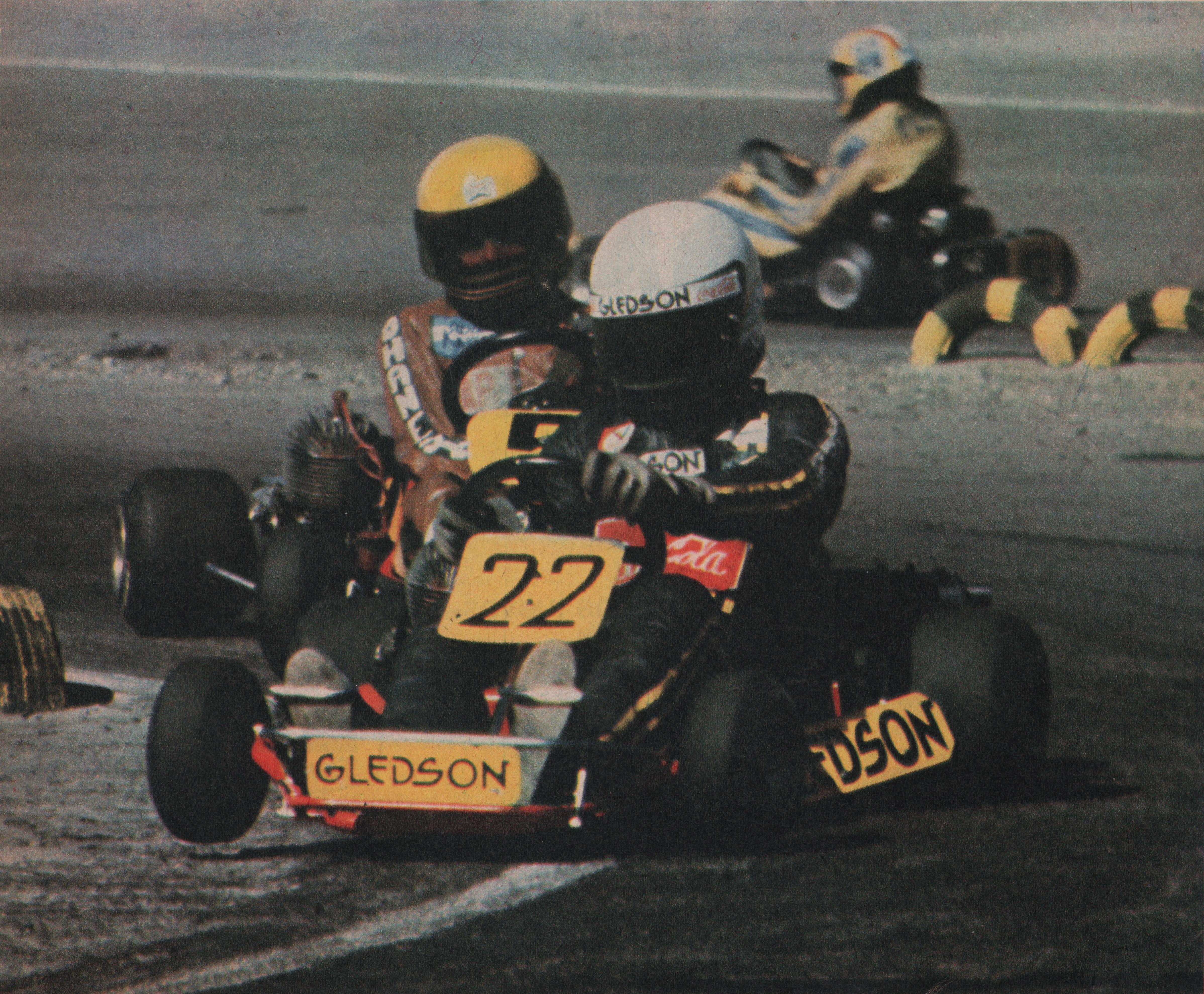 Ayrton Senna en acción en el Sudamericano de Karting 1979 en San Juan. Detrás suyo aparece el porteño Gustavo Der Ohanessian, Las escenas de su época en la especialidad se recrearán en el Kartódromo Internacional de Camet (Archivo CORSA)