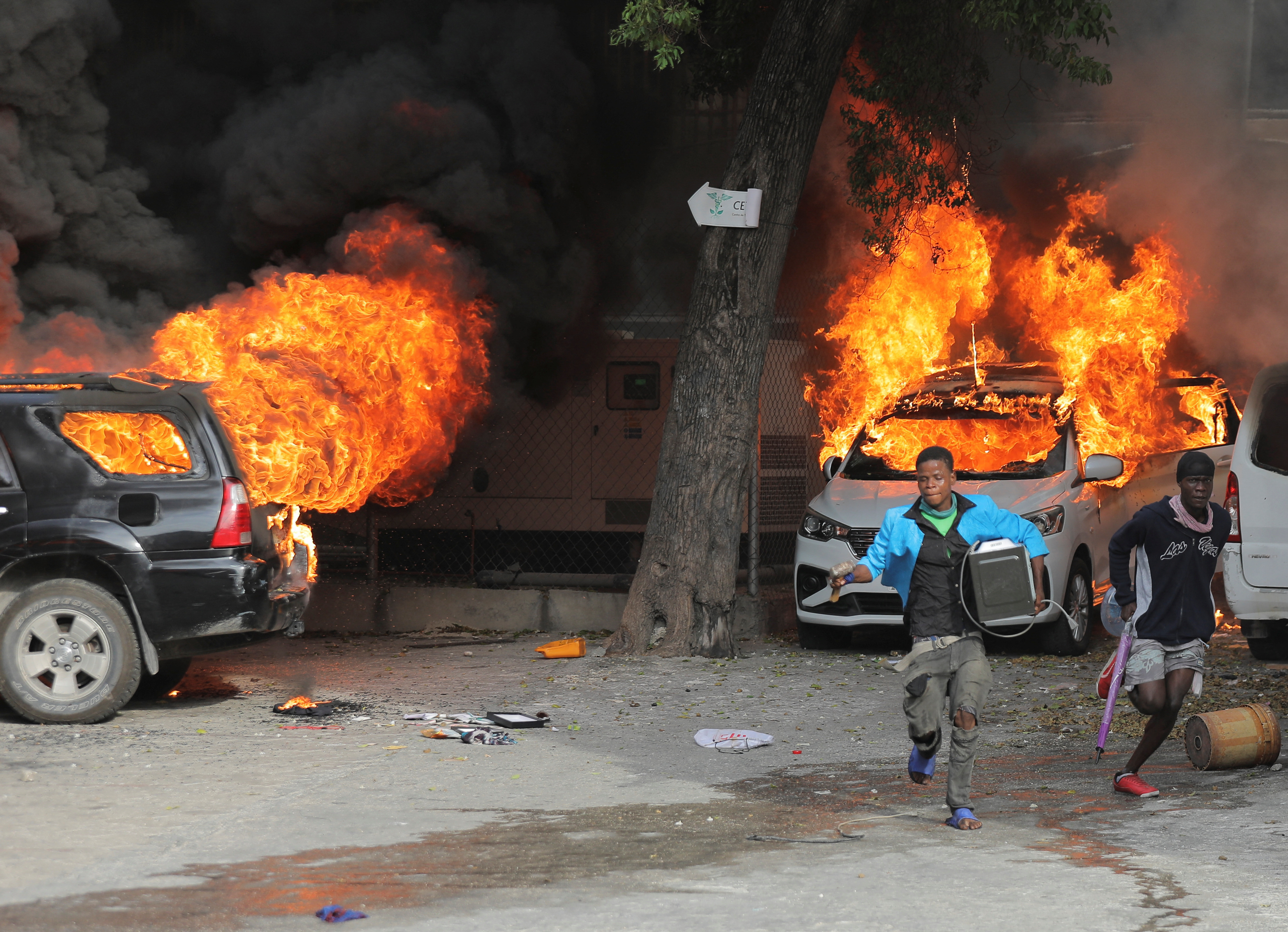 Dos hombres corren tras haber saqueado (REUTERS/Ralph Tedy Erol)