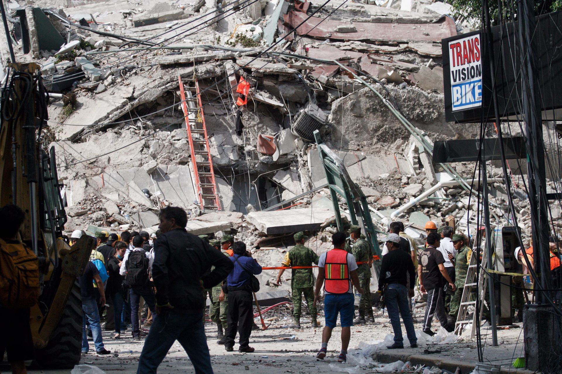 Un sismo de 7.1 grados Richter, provocó al menos el derrumbe de al menos 29 edificios en la ciudad de México, sin que hasta el momento existan cifras oficial de los daños materiales y las pérdidas humanas. La imagen, un edificio colapsado en la colonia Niños Héroes de Chapultepec (Foto: Cuartoscuro)