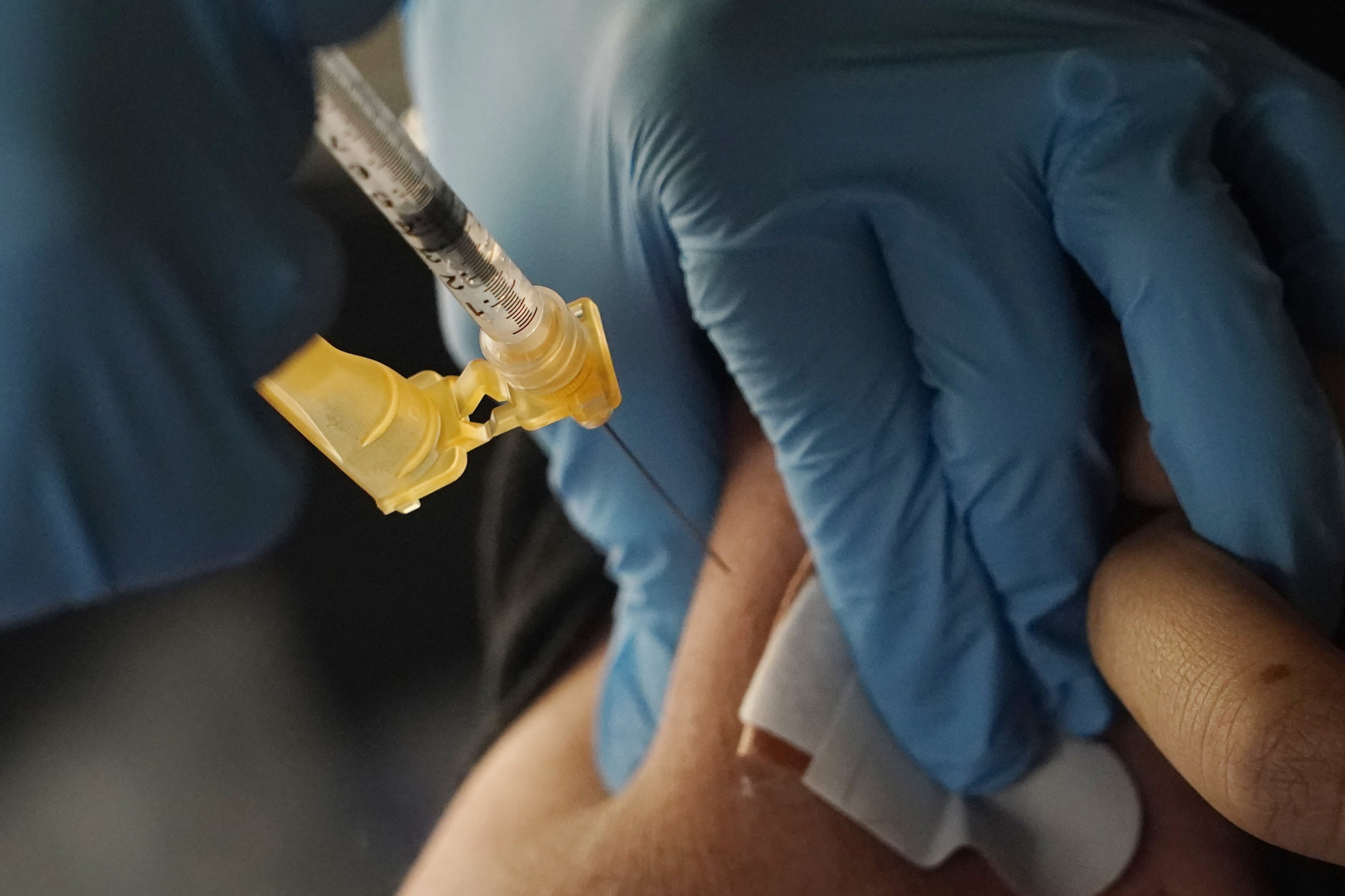 EEUU aprobó vacuna de refuerzo contra el COVID-19 para personas de edad avanzada o con sistemas inmunológicos débiles