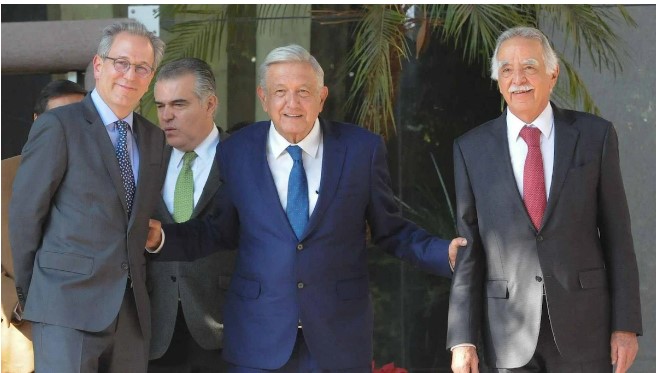 AMLO y empresarios del Consejo Mexicano de Negocios al finalizar la reunión (Cuartoscuro)